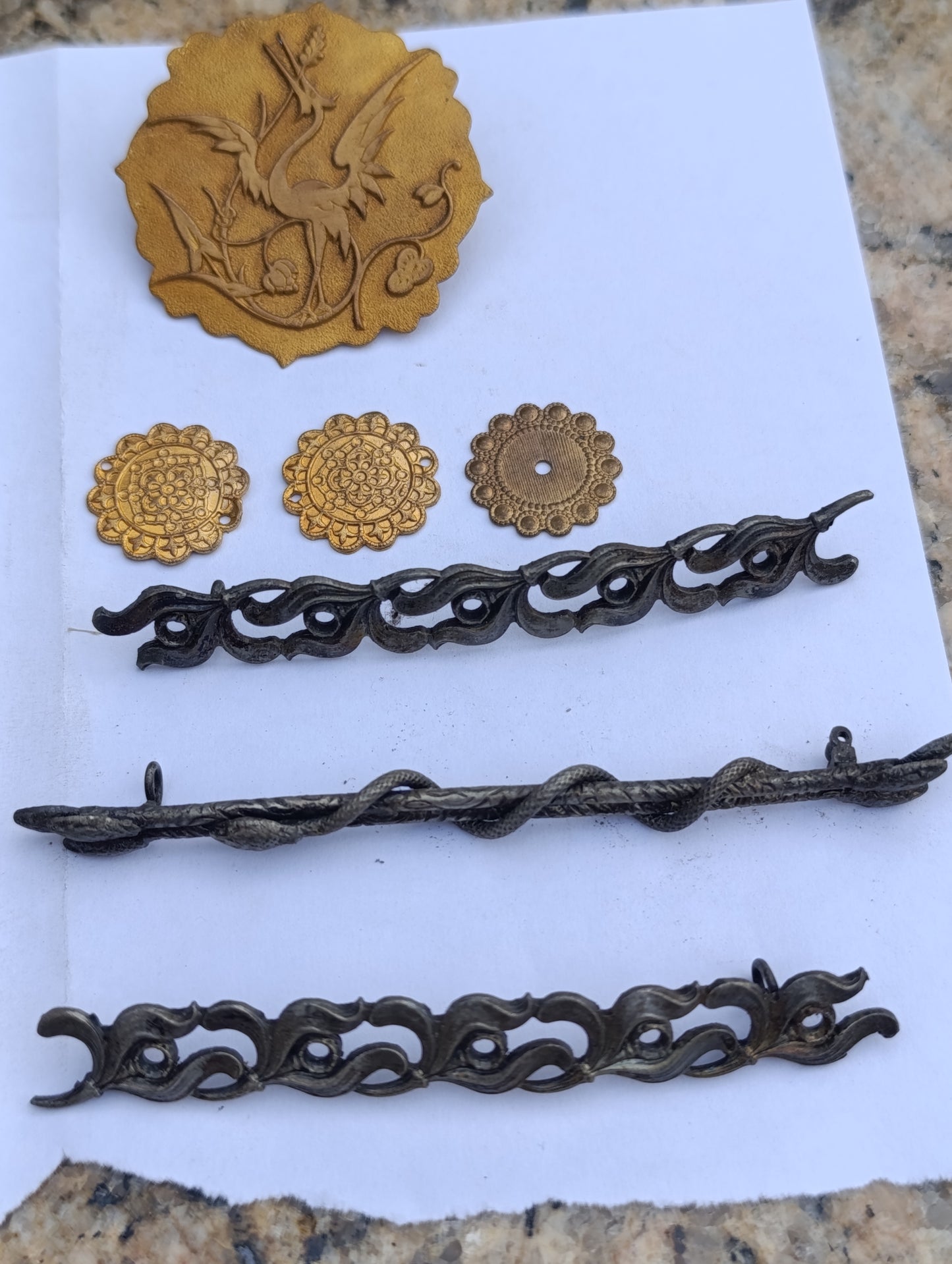 Lot d’ornements et broches décoratives pour horlogerie ancienne