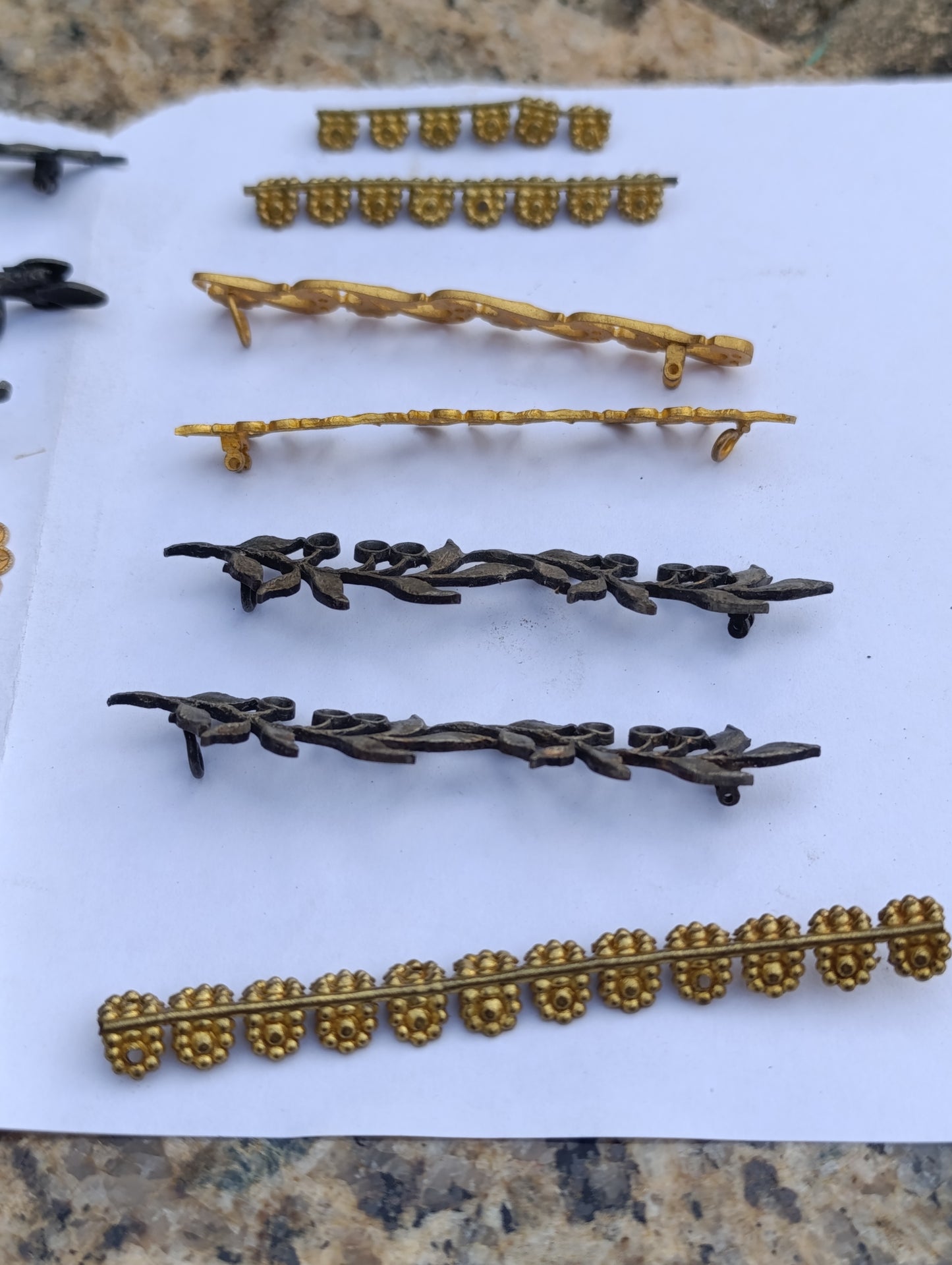Lot d’ornements et broches décoratives pour horlogerie ancienne