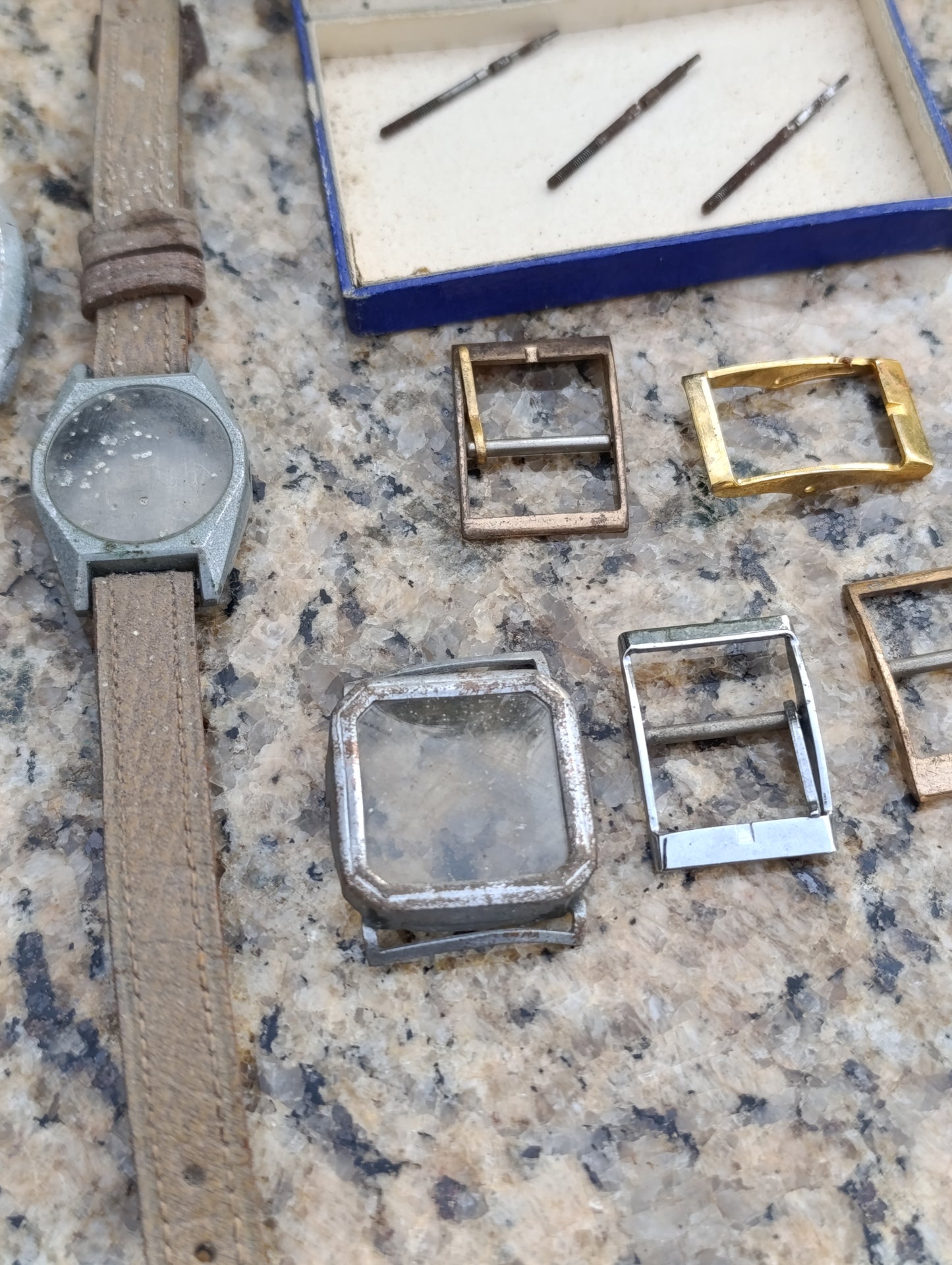 Lot ancien pièces d’horlogerie montres + boîte Omega calibre 40,6 mm