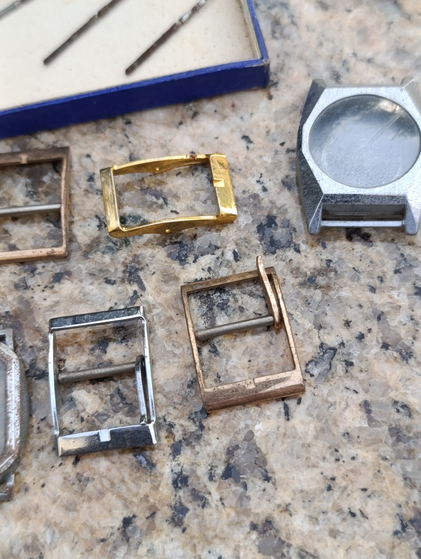 Lot ancien pièces d’horlogerie montres + boîte Omega calibre 40,6 mm