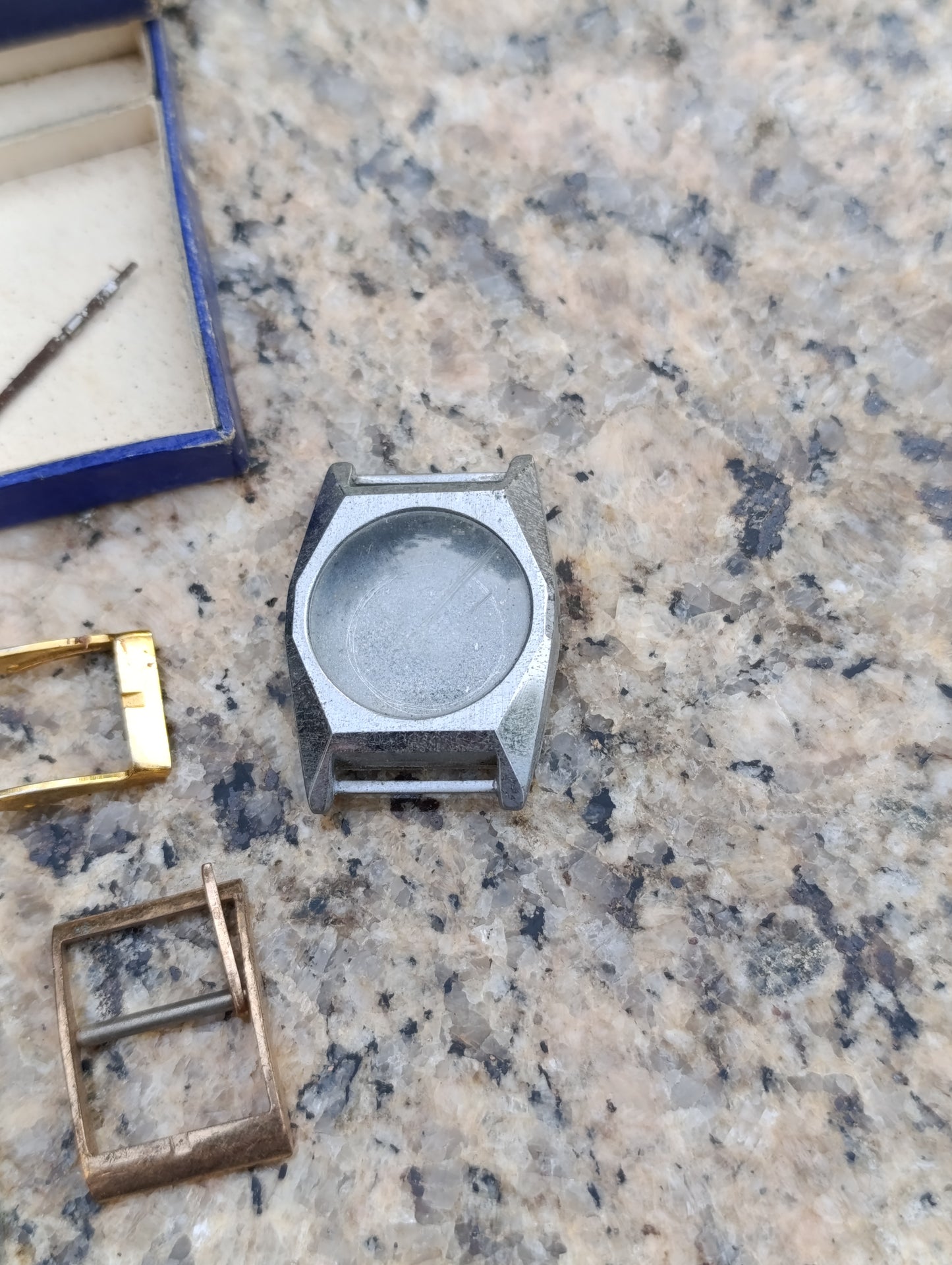Lot ancien pièces d’horlogerie montres + boîte Omega calibre 40,6 mm