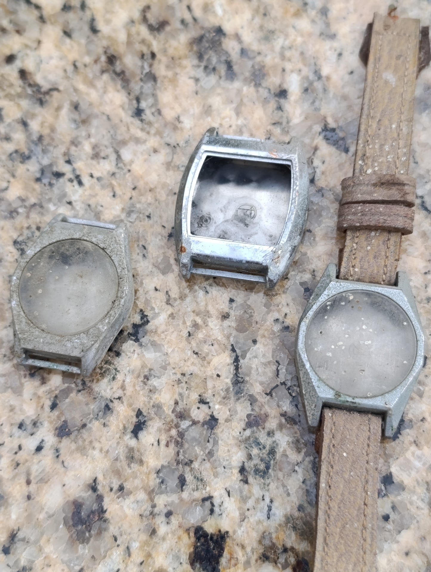 Lot ancien pièces d’horlogerie montres + boîte Omega calibre 40,6 mm