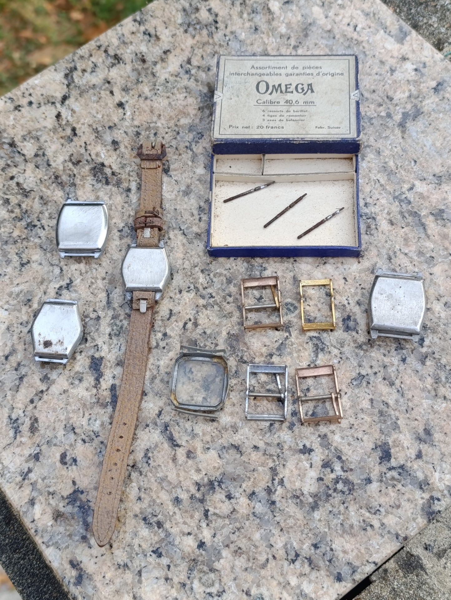 Lot ancien pièces d’horlogerie montres + boîte Omega calibre 40,6 mm