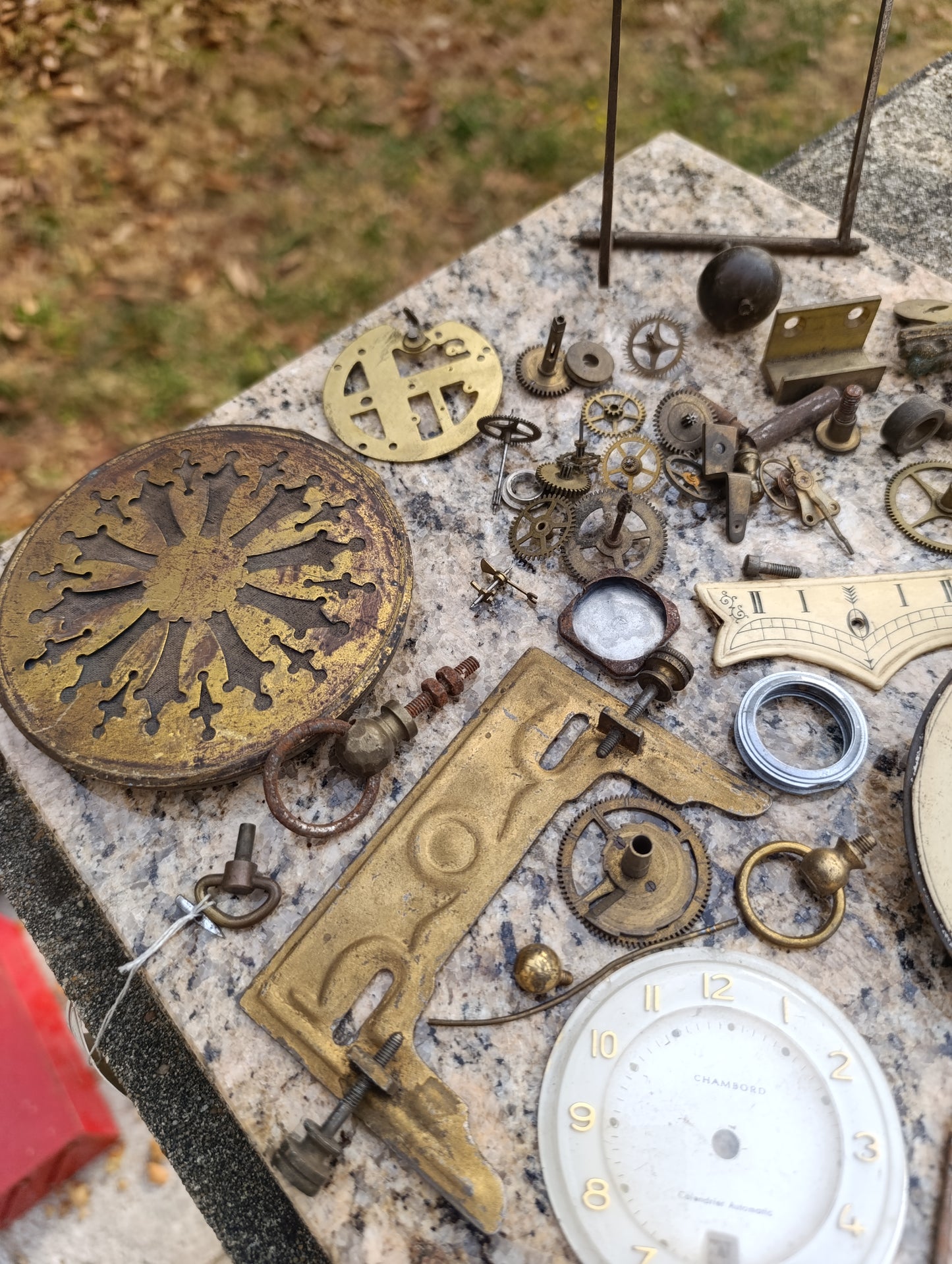Lot ancien de pièces d’horlogerie – cadrans, engrenages, platines et fournitures de pendules