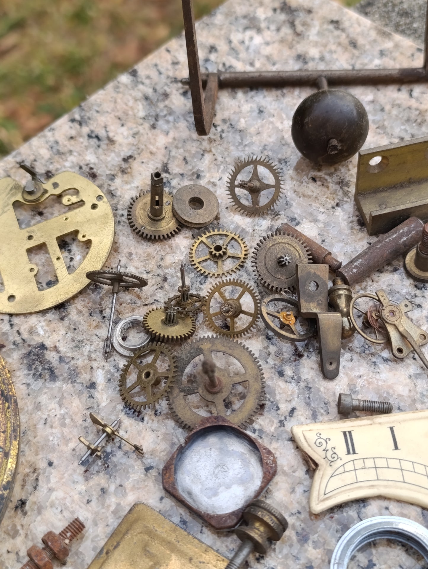Lot ancien de pièces d’horlogerie – cadrans, engrenages, platines et fournitures de pendules
