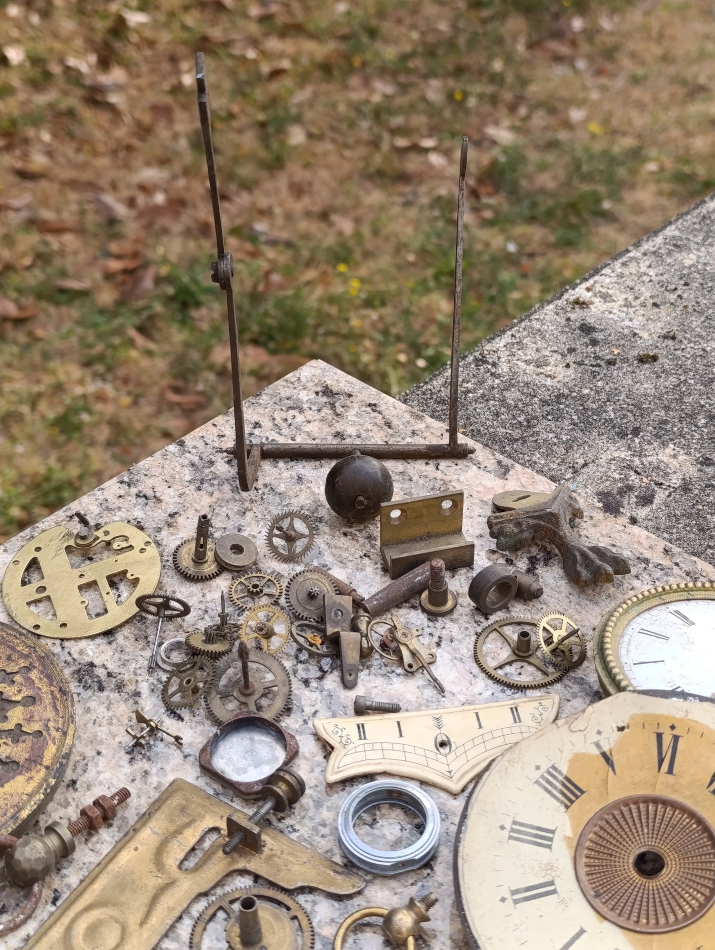 Lot ancien de pièces d’horlogerie – cadrans, engrenages, platines et fournitures de pendules