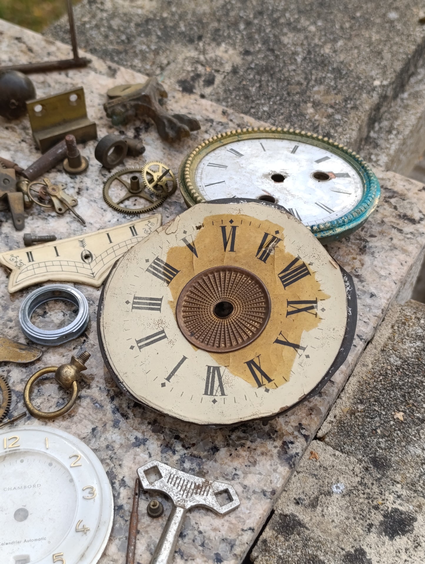 Lot ancien de pièces d’horlogerie – cadrans, engrenages, platines et fournitures de pendules