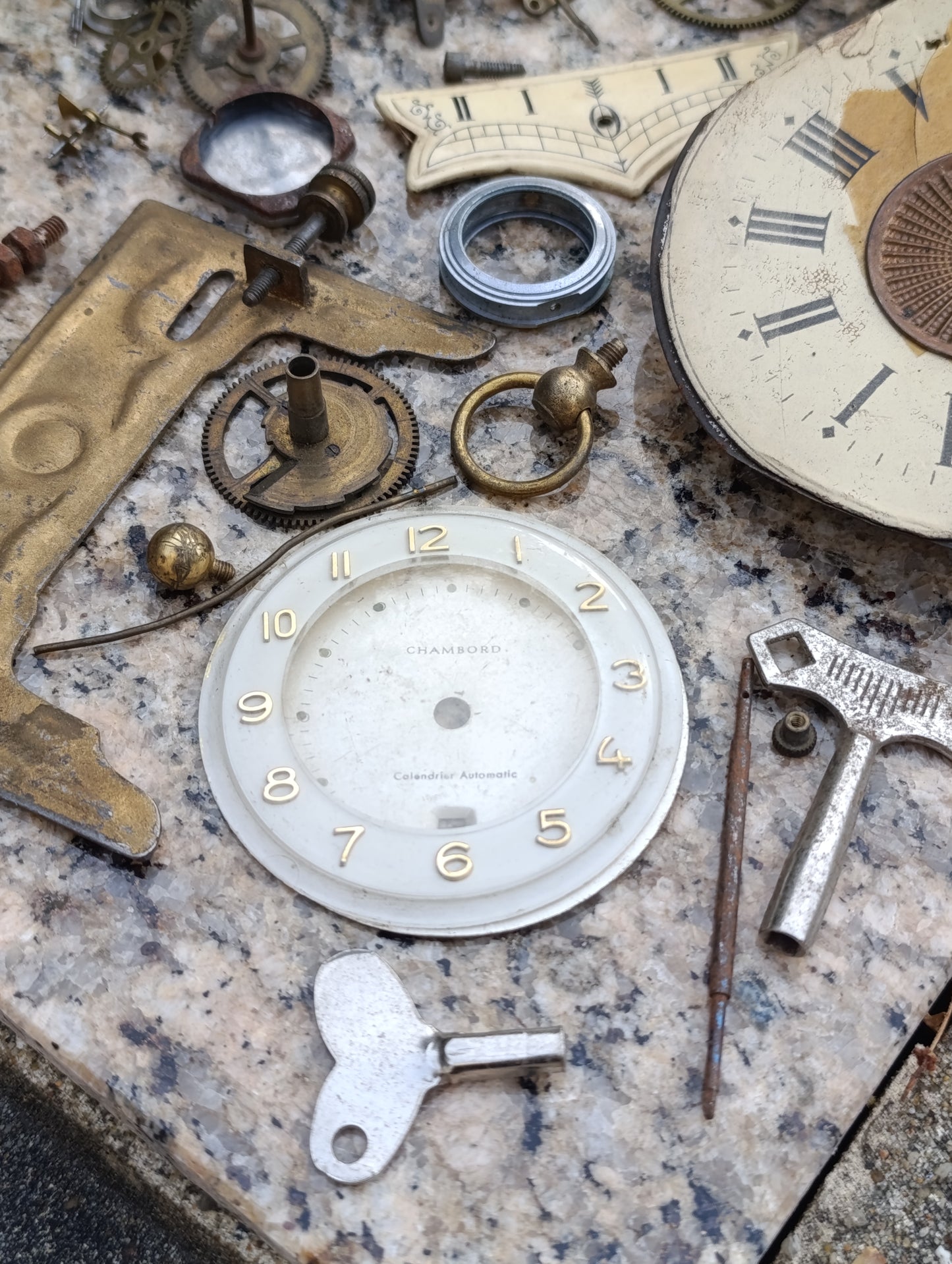 Lot ancien de pièces d’horlogerie – cadrans, engrenages, platines et fournitures de pendules
