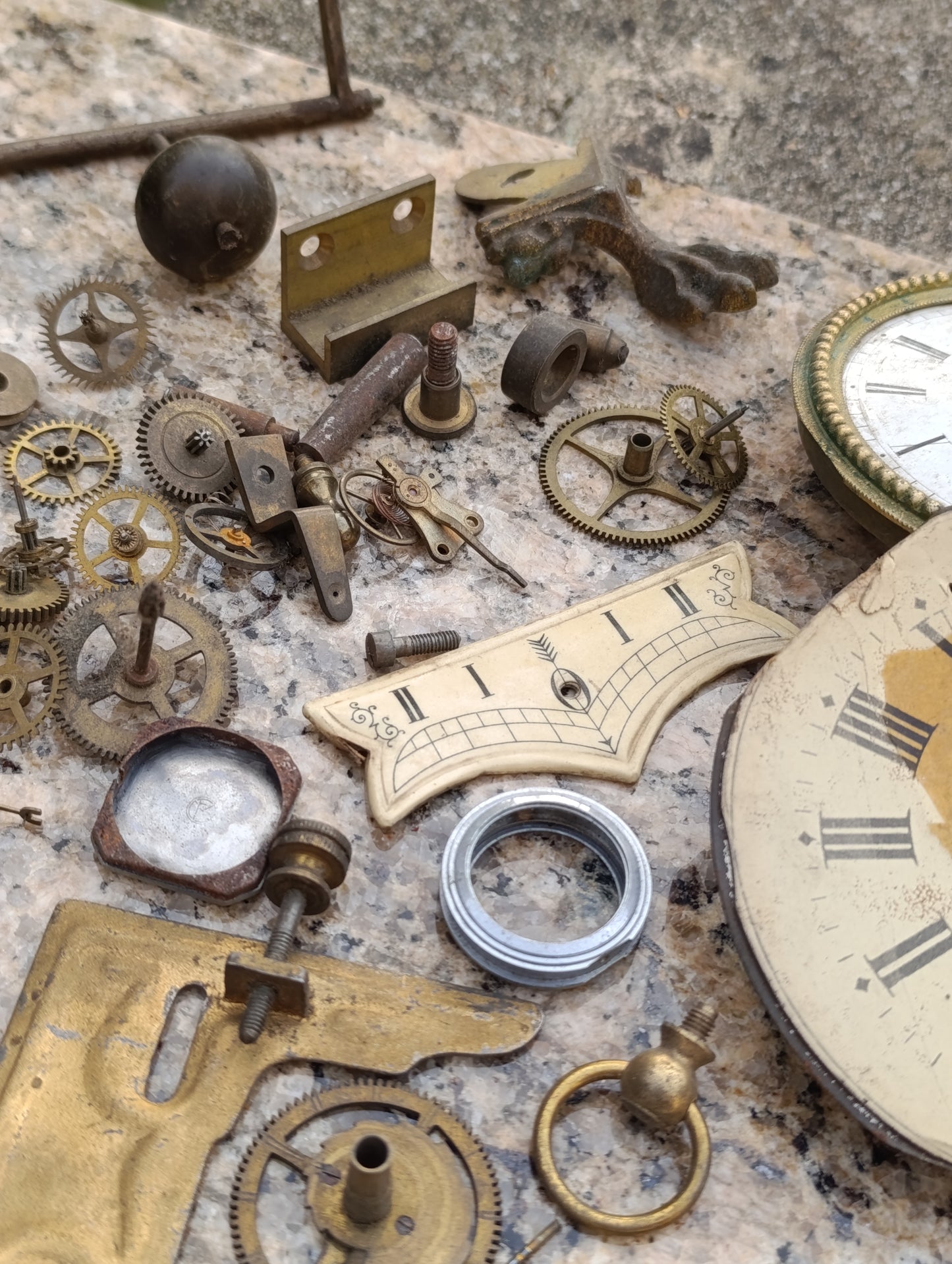 Lot ancien de pièces d’horlogerie – cadrans, engrenages, platines et fournitures de pendules