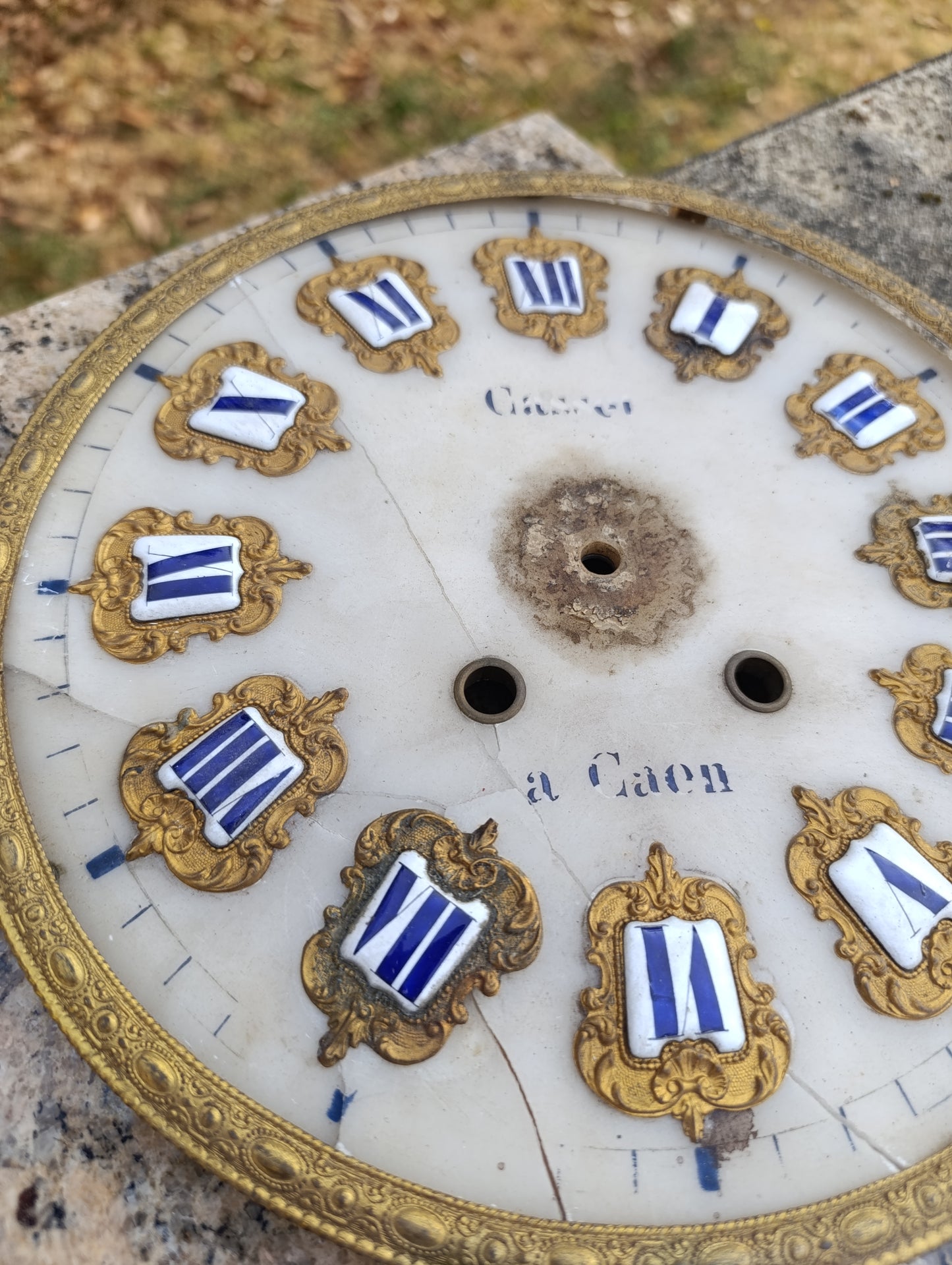 Cadran ancien de pendule à cartouches émaillés – Caen – Ø 25,5 cm