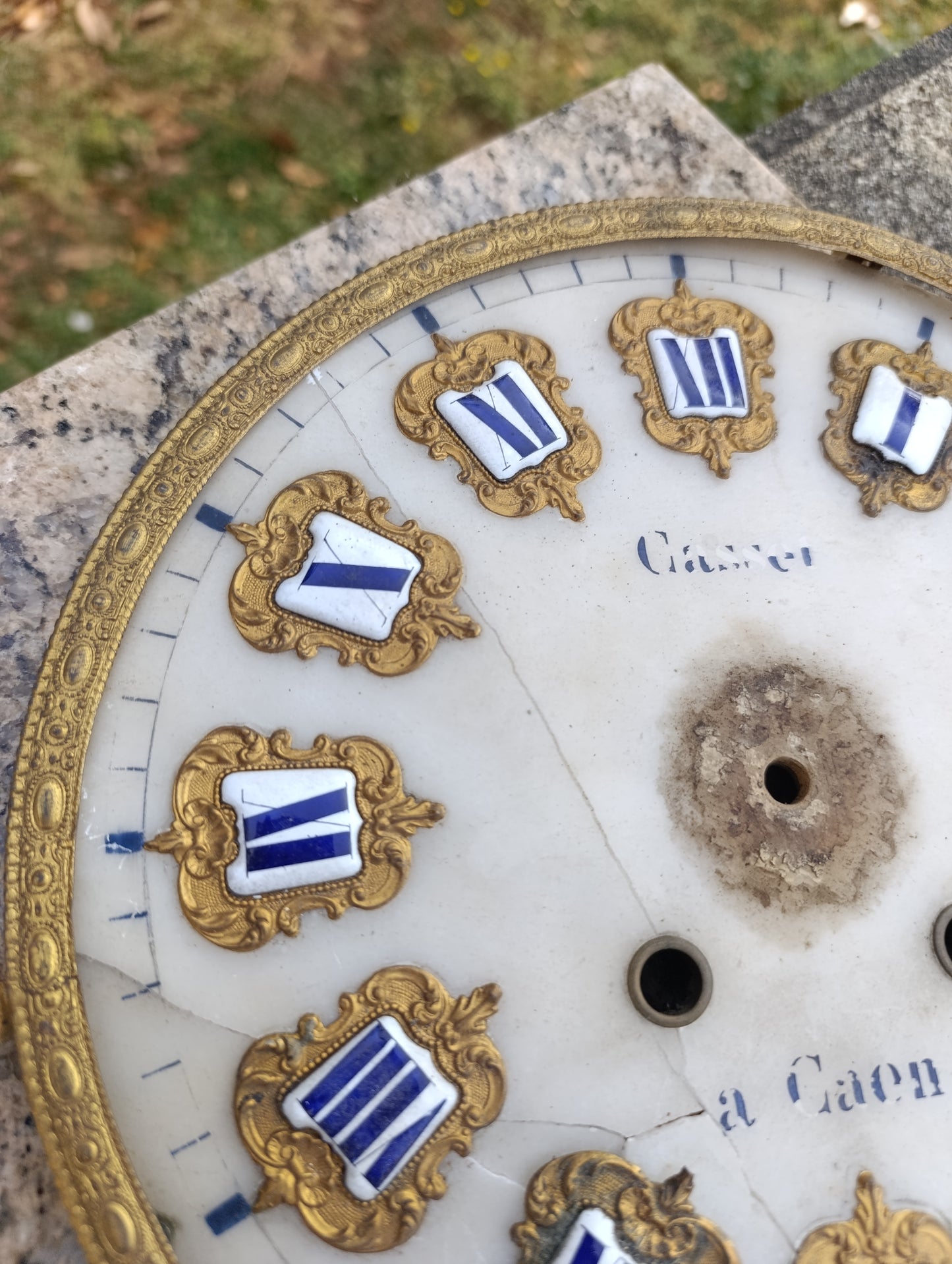 Cadran ancien de pendule à cartouches émaillés – Caen – Ø 25,5 cm
