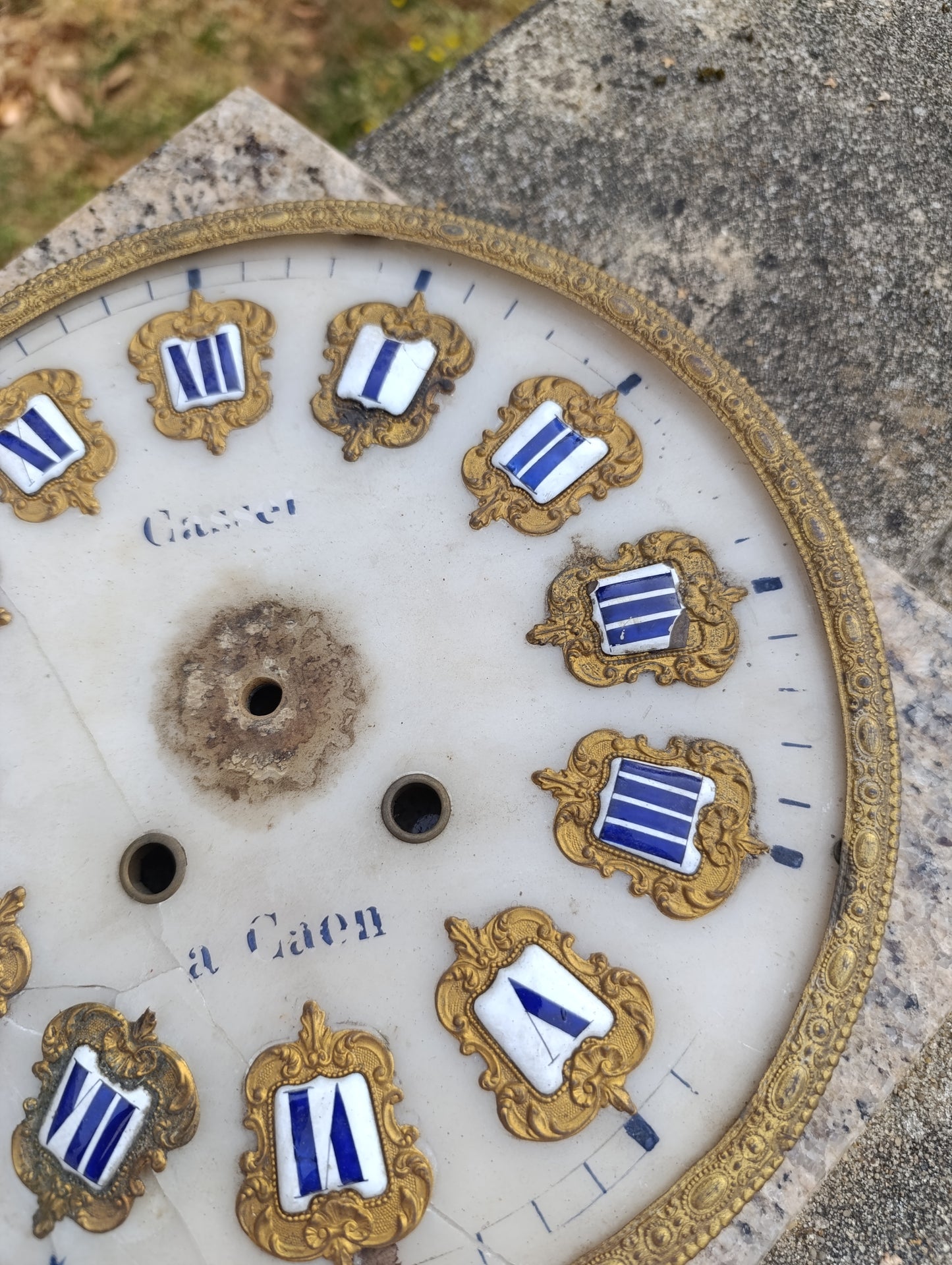 Cadran ancien de pendule à cartouches émaillés – Caen – Ø 25,5 cm
