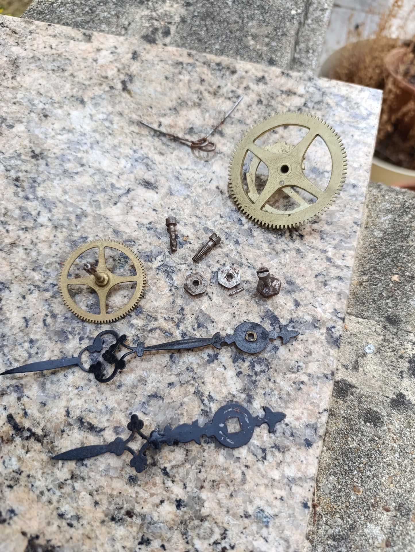 Ancien mouvement de pendule mécanique à deux barillets avec aiguilles – Pour pièces ou restauration
