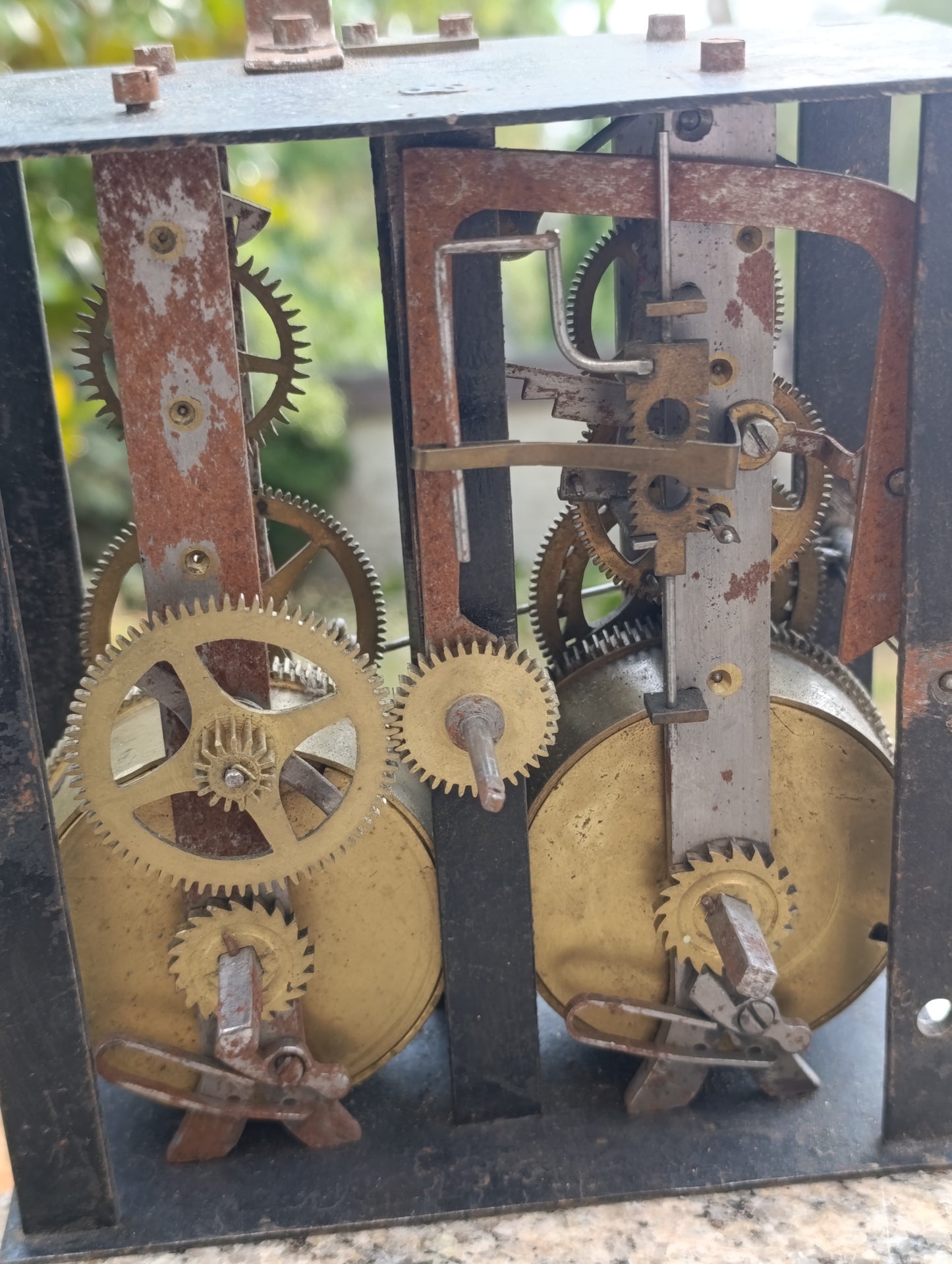 Ancien mouvement de pendule mécanique à deux barillets avec aiguilles – Pour pièces ou restauration