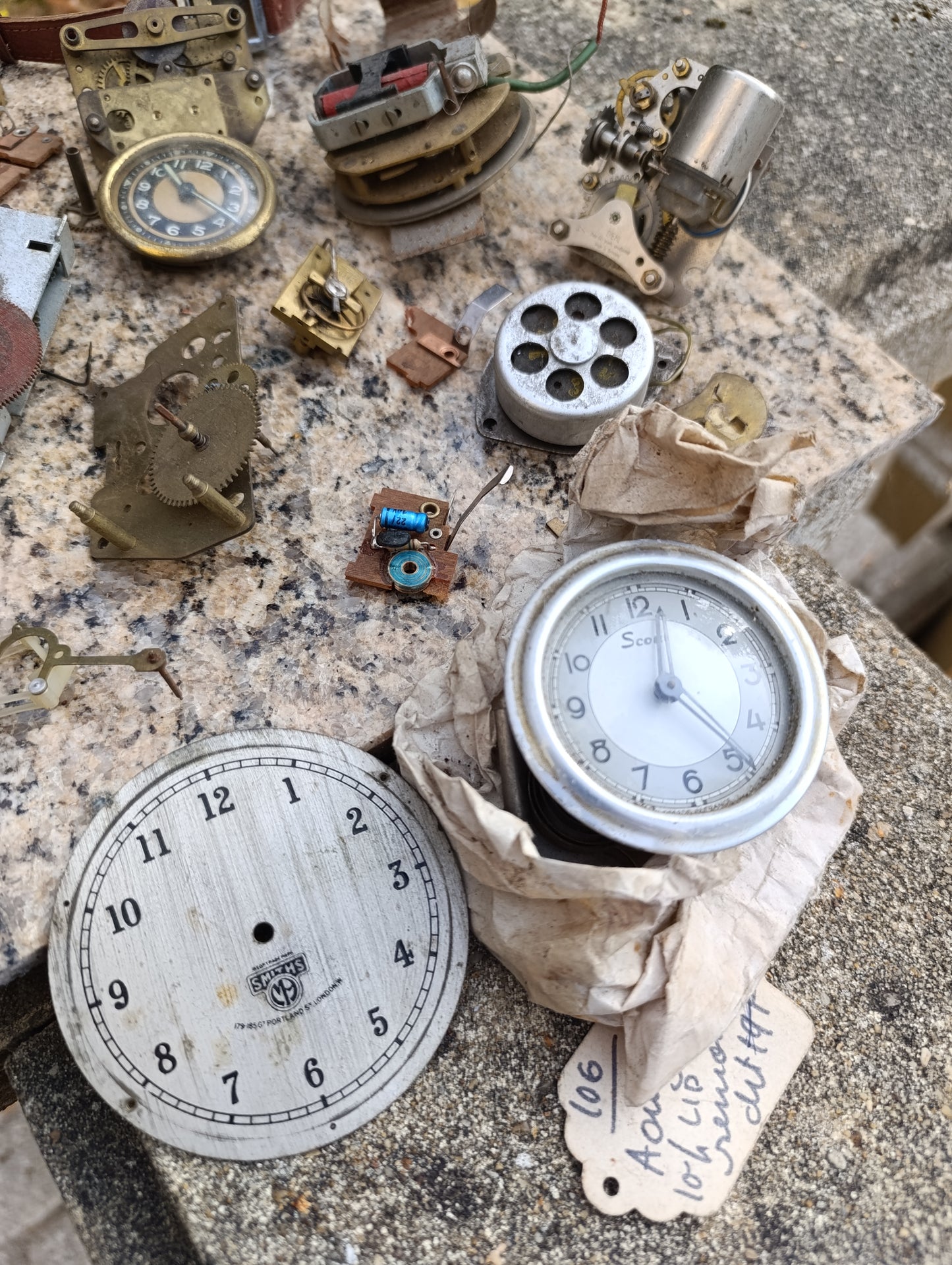 Lot de pièces détachées d’horlogerie ancienne – Mouvements, cadrans et mécanismes
