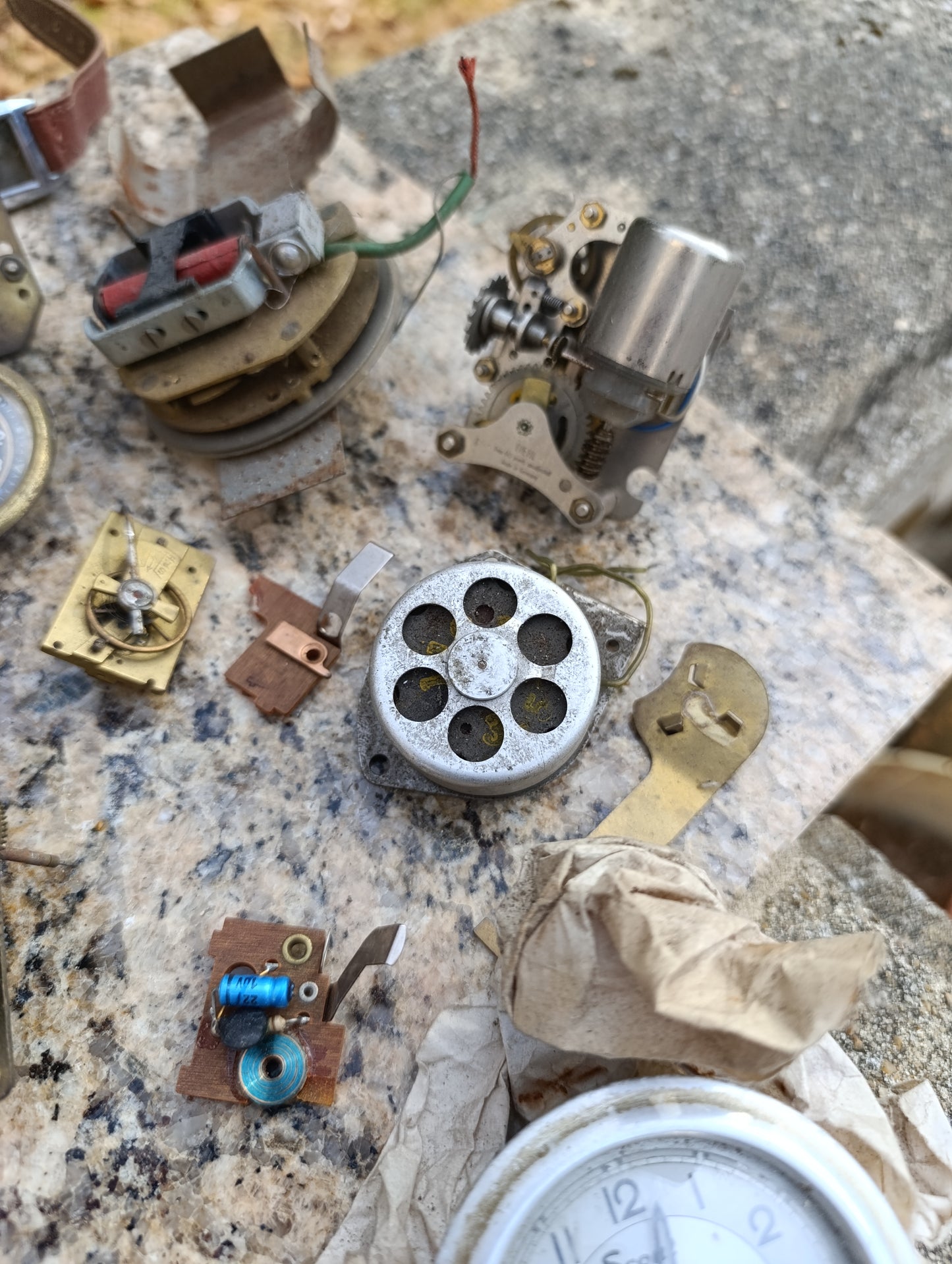 Lot de pièces détachées d’horlogerie ancienne – Mouvements, cadrans et mécanismes