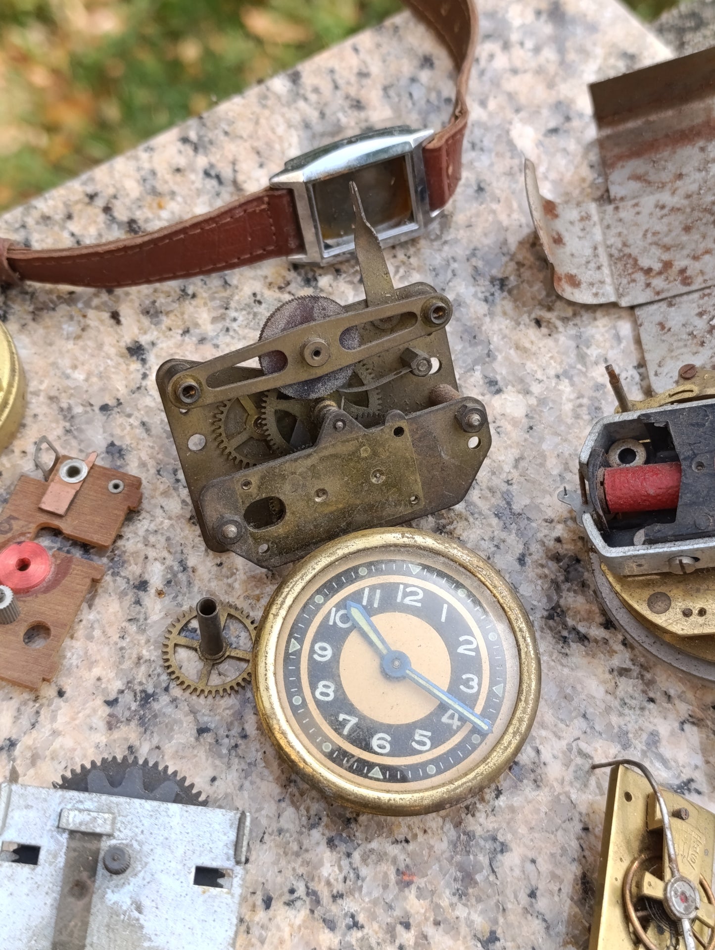 Lot de pièces détachées d’horlogerie ancienne – Mouvements, cadrans et mécanismes