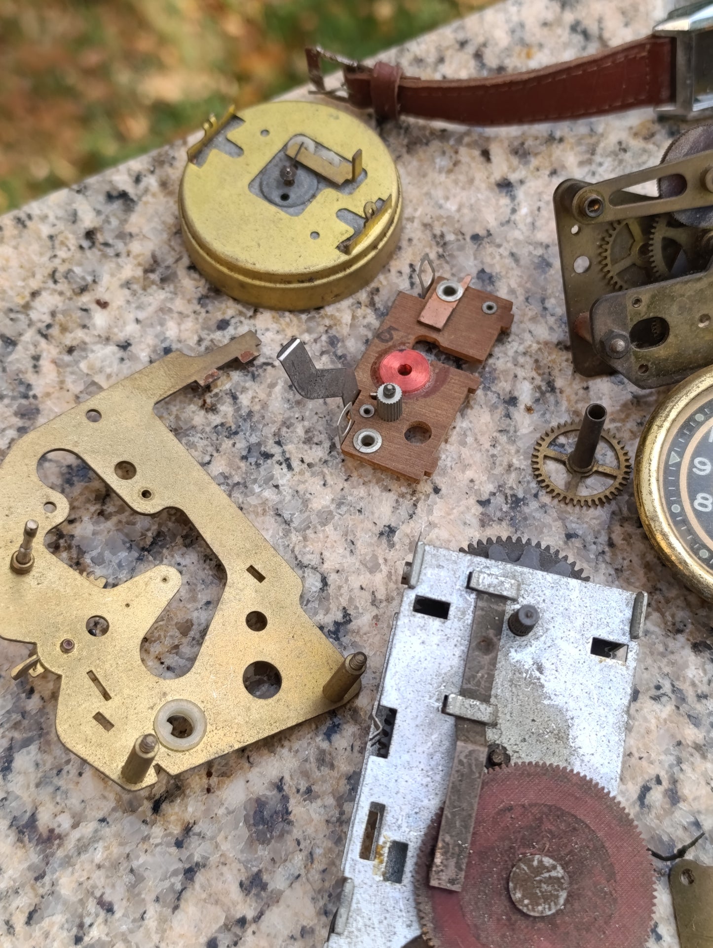 Lot de pièces détachées d’horlogerie ancienne – Mouvements, cadrans et mécanismes