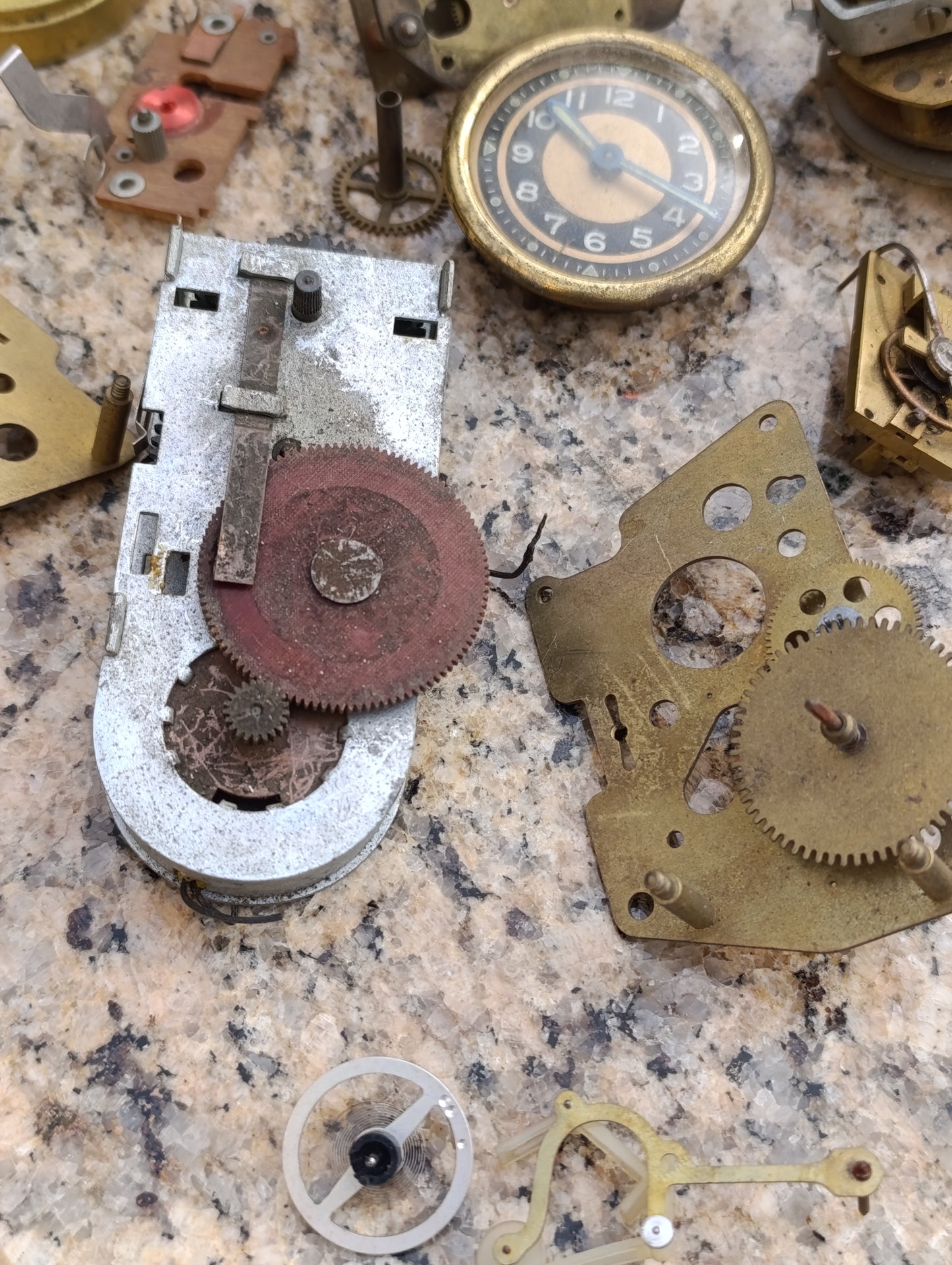 Lot de pièces détachées d’horlogerie ancienne – Mouvements, cadrans et mécanismes