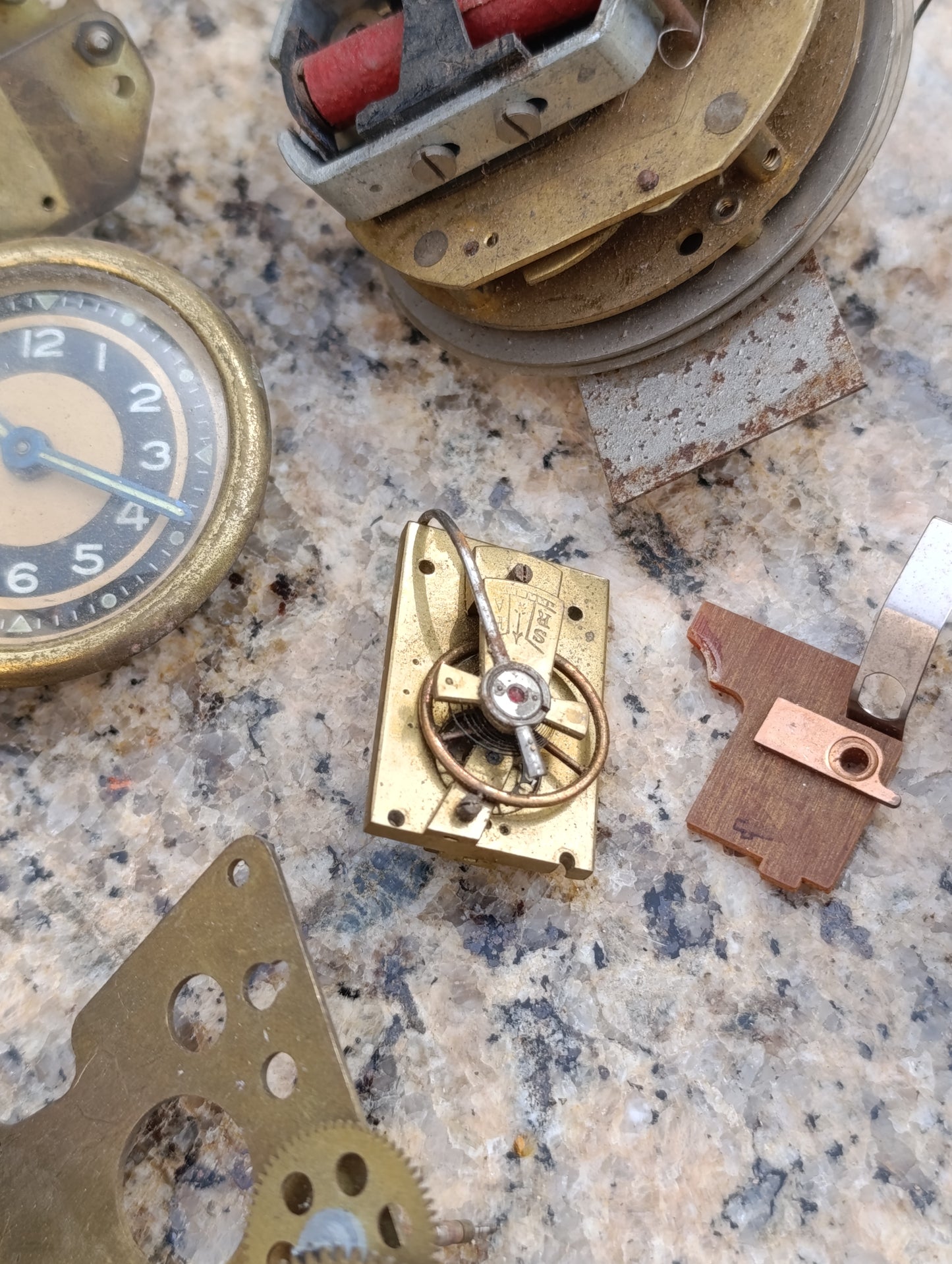 Lot de pièces détachées d’horlogerie ancienne – Mouvements, cadrans et mécanismes