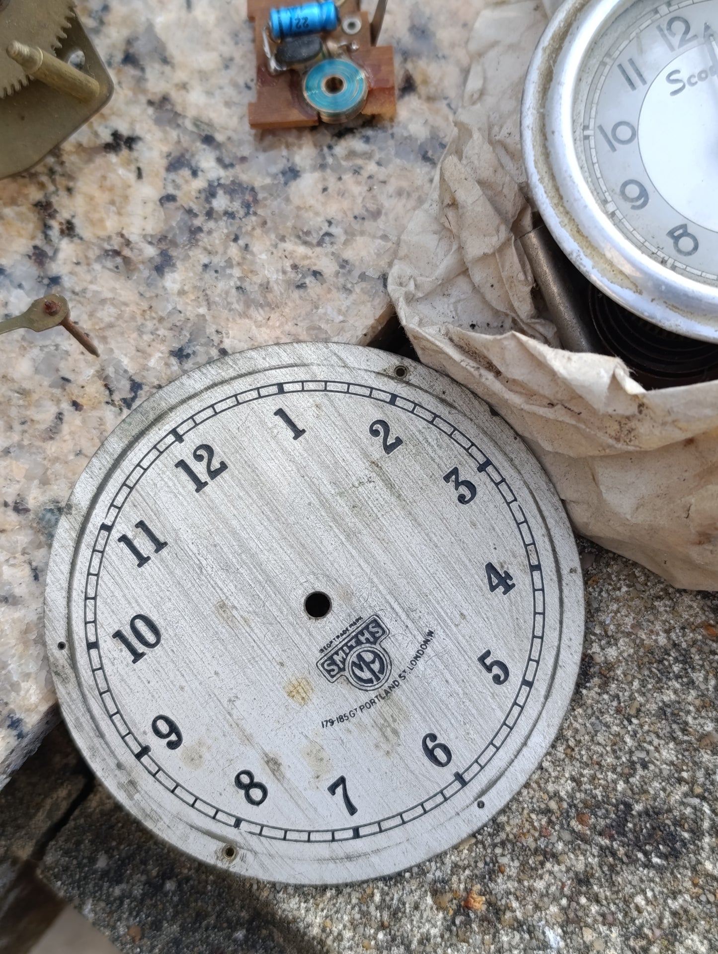 Lot de pièces détachées d’horlogerie ancienne – Mouvements, cadrans et mécanismes
