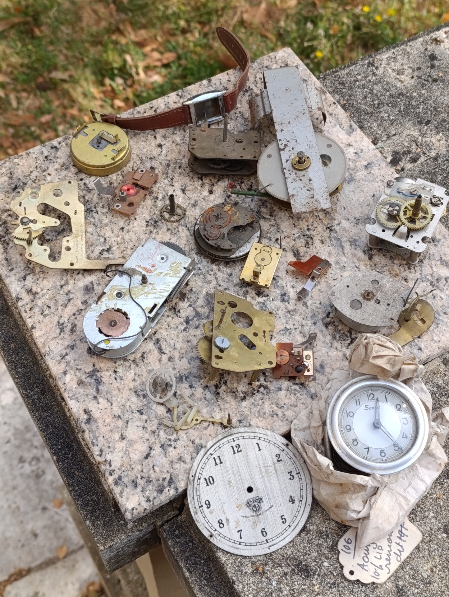 Lot de pièces détachées d’horlogerie ancienne – Mouvements, cadrans et mécanismes