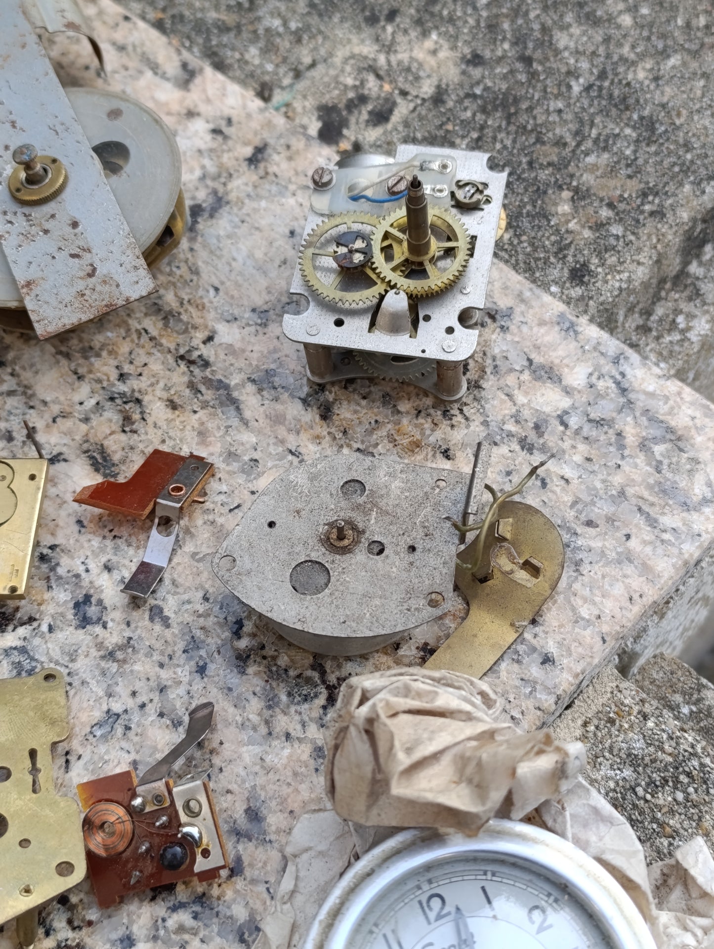 Lot de pièces détachées d’horlogerie ancienne – Mouvements, cadrans et mécanismes