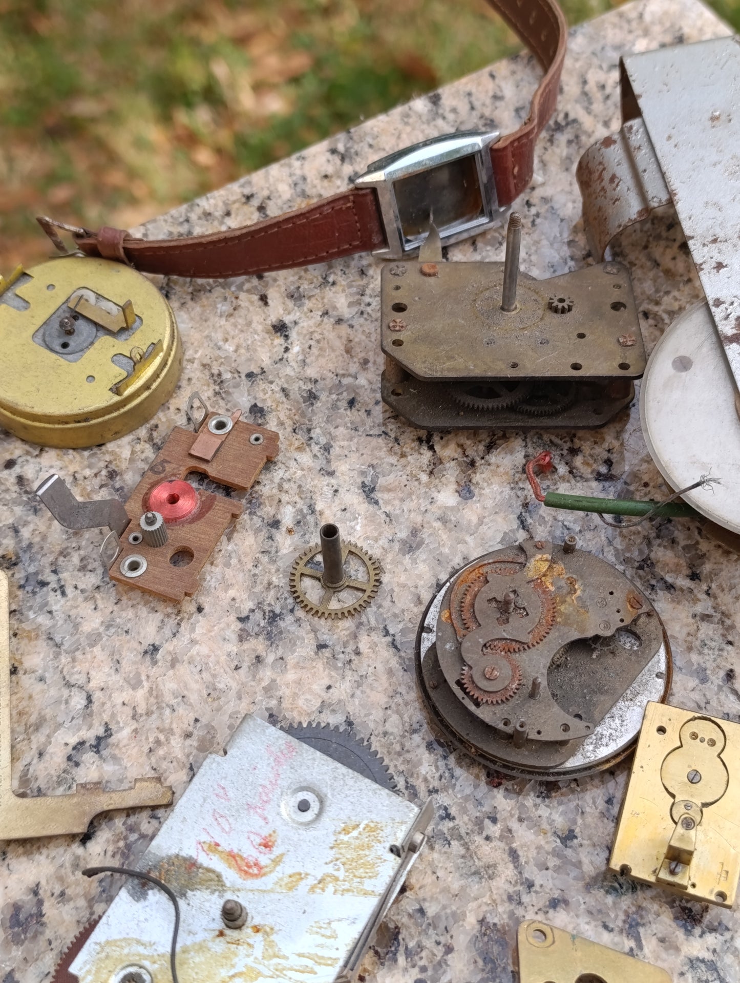 Lot de pièces détachées d’horlogerie ancienne – Mouvements, cadrans et mécanismes