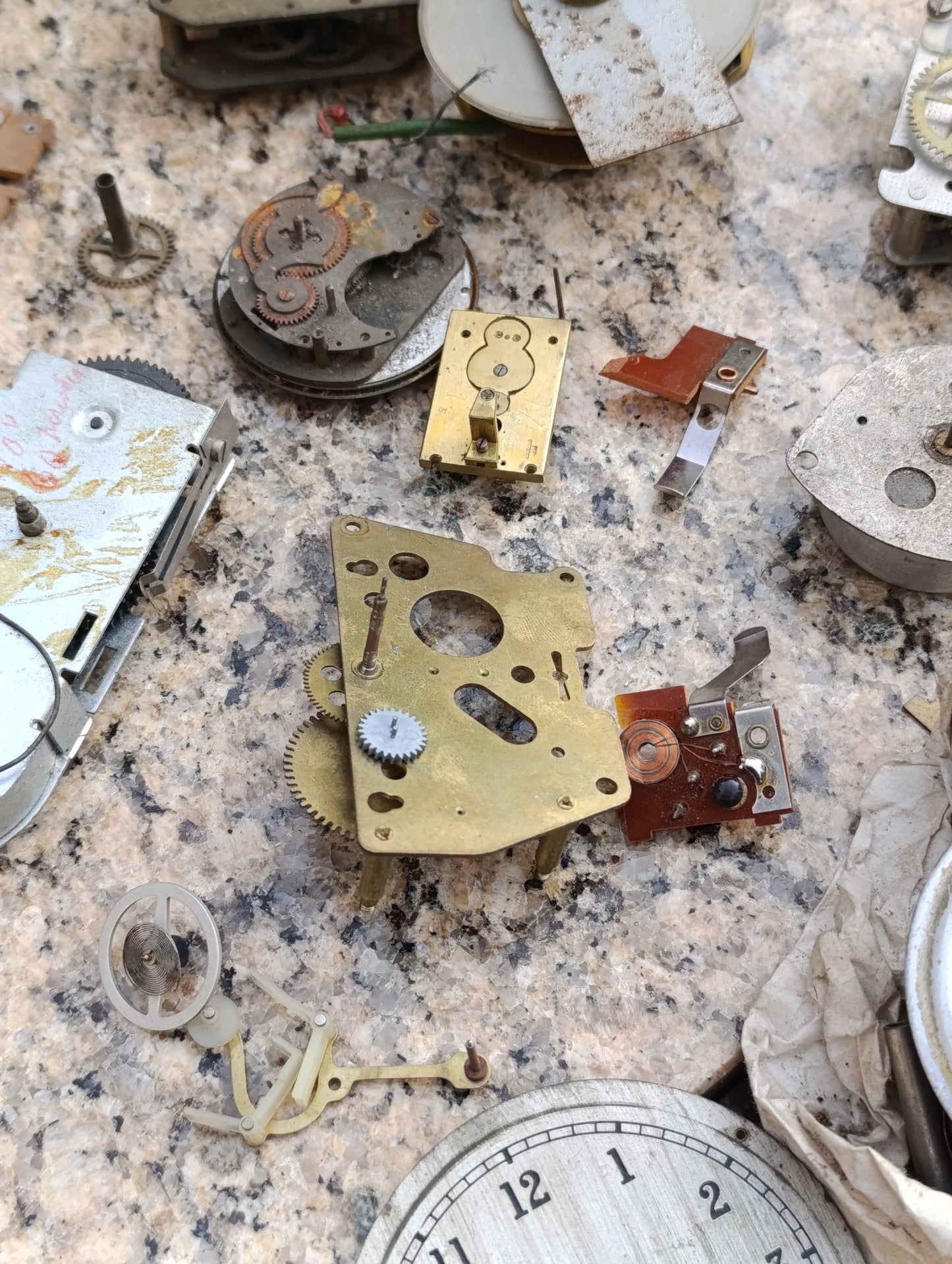 Lot de pièces détachées d’horlogerie ancienne – Mouvements, cadrans et mécanismes