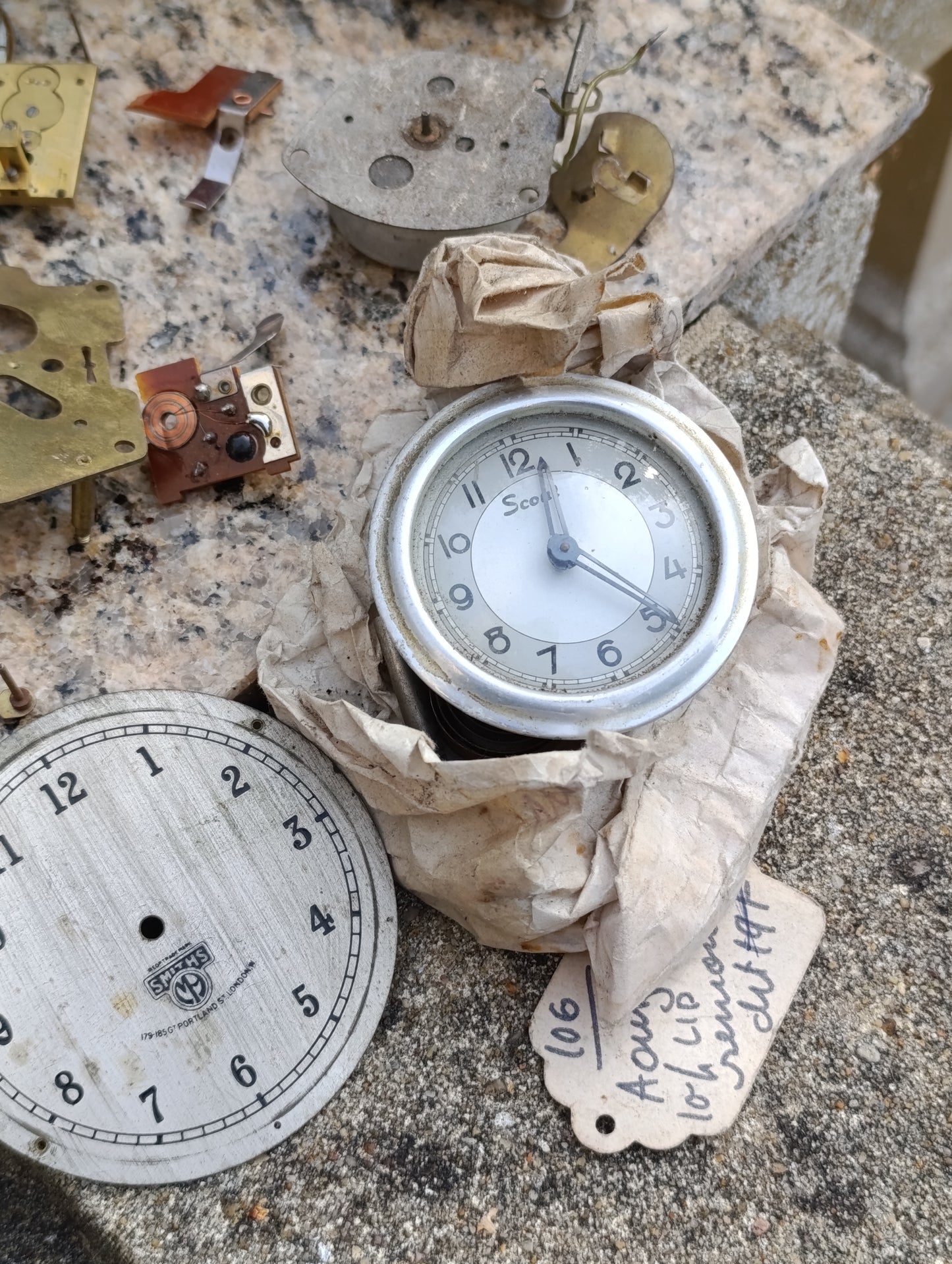 Lot de pièces détachées d’horlogerie ancienne – Mouvements, cadrans et mécanismes