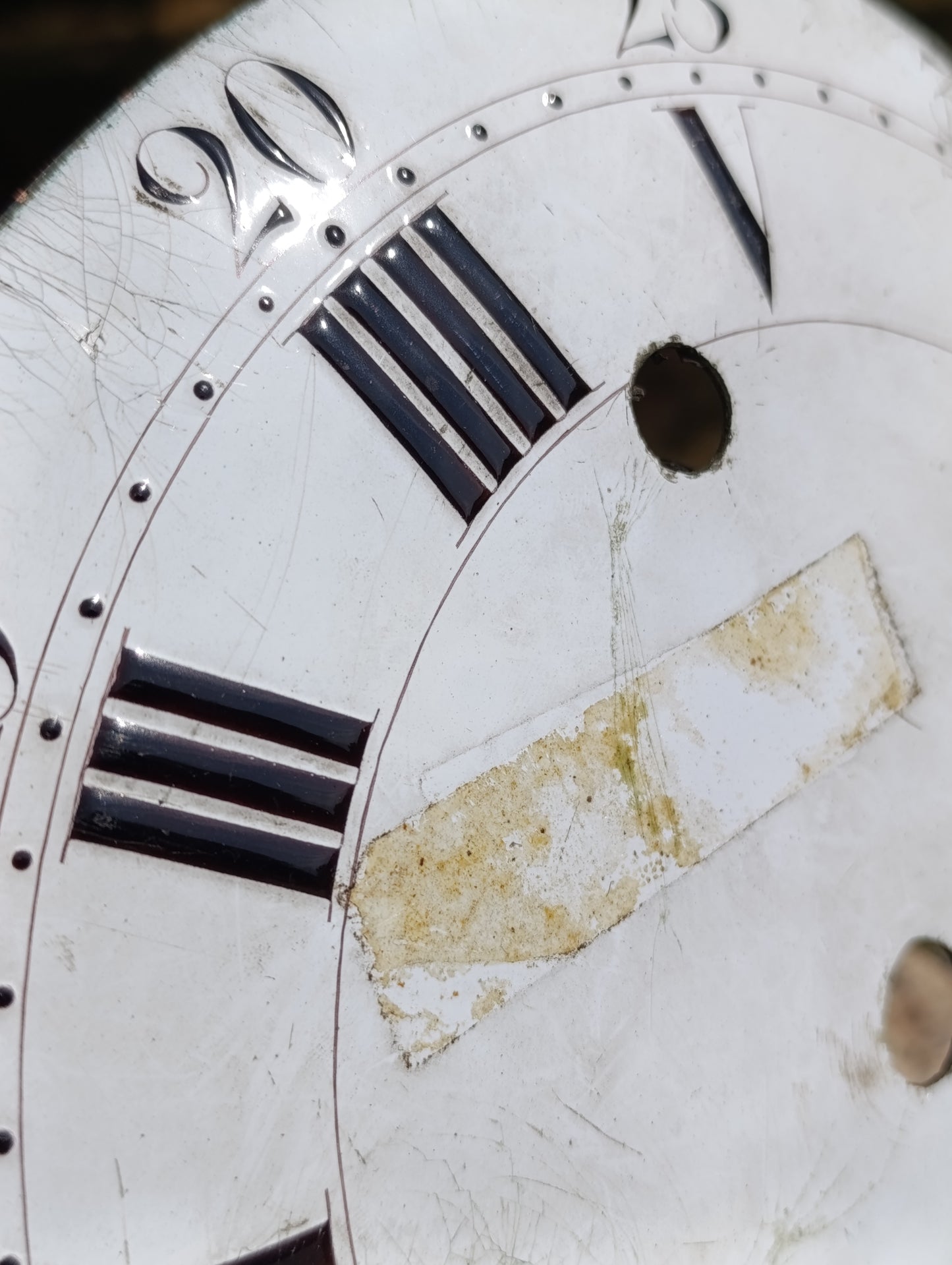 Ancien cadran émaillé d’horloge comtoise – Chiffres romains et calendrier – 24,2 cm