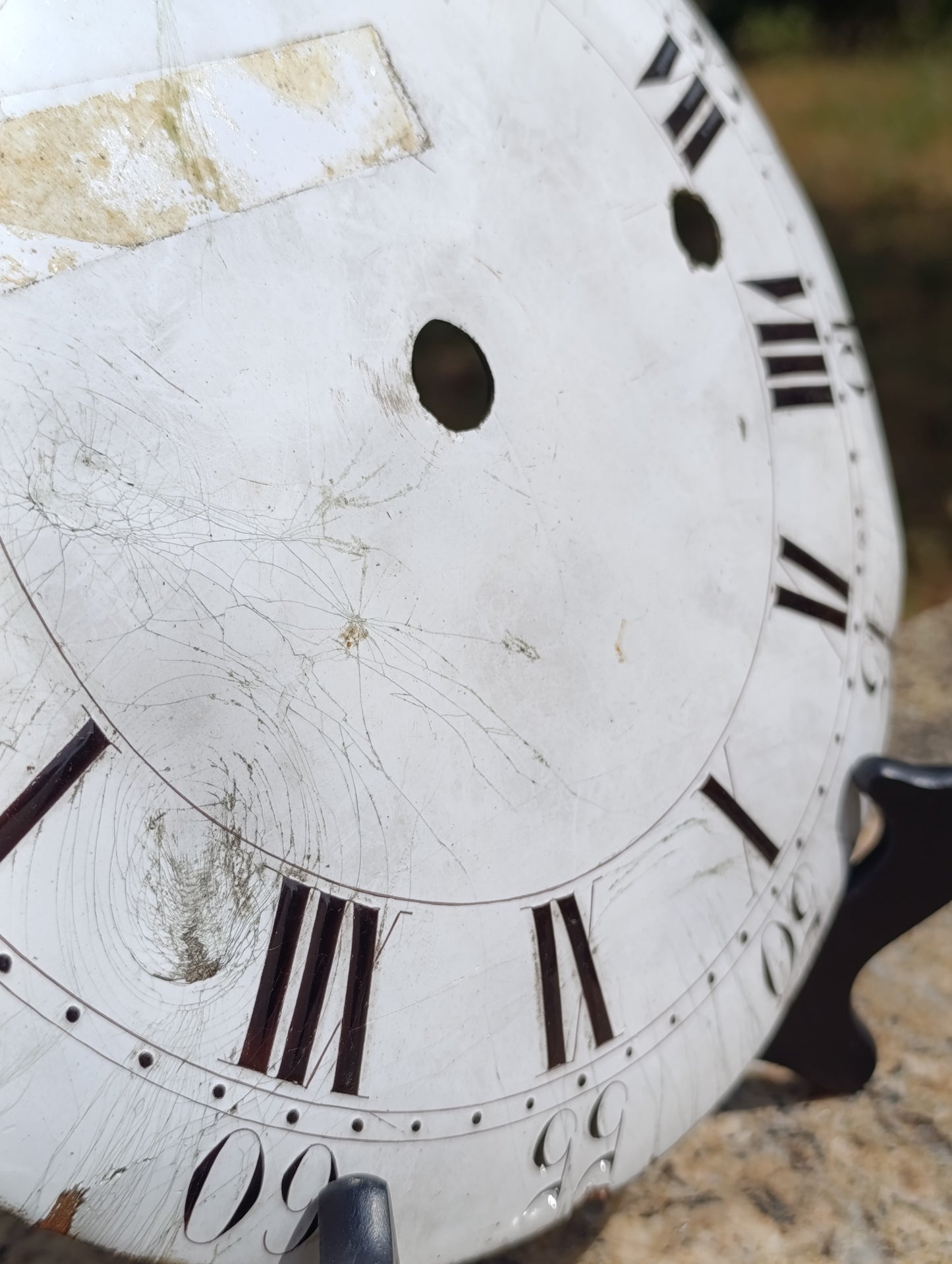 Ancien cadran émaillé d’horloge comtoise – Chiffres romains et calendrier – 24,2 cm