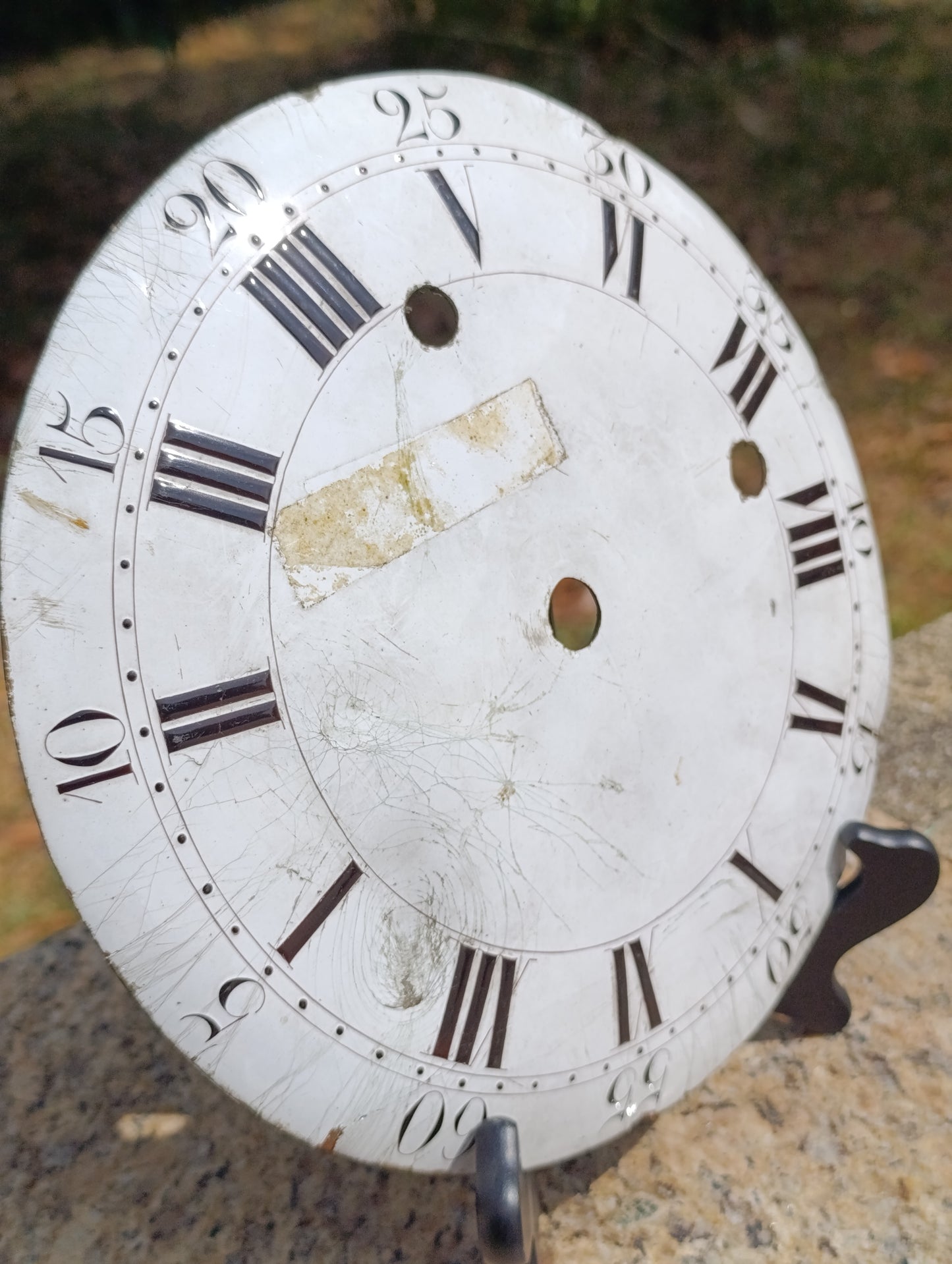 Ancien cadran émaillé d’horloge comtoise – Chiffres romains et calendrier – 24,2 cm