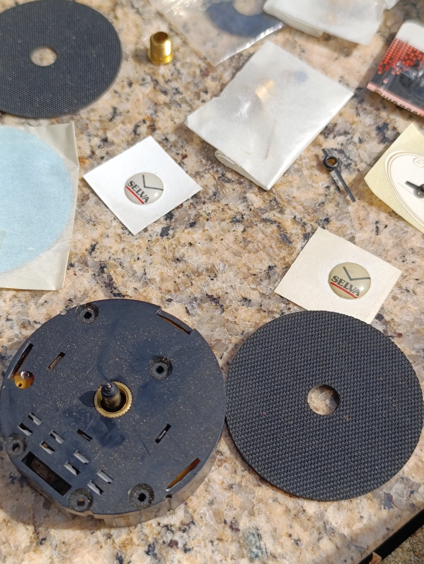 Lot de pièces d’horlogerie anciennes – Mouvement JAZ, SELVA, mécanismes et fournitures