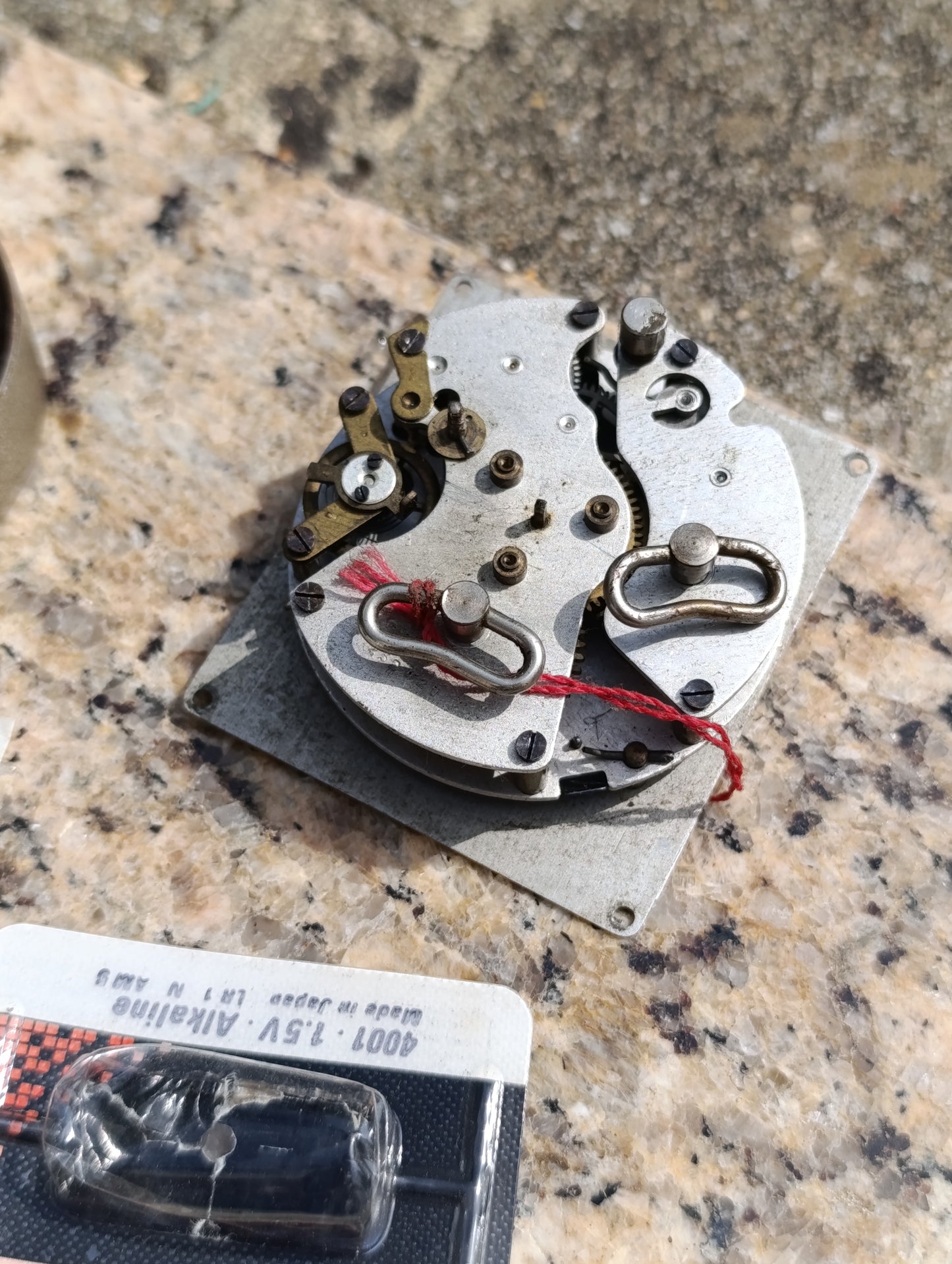 Lot de pièces d’horlogerie anciennes – Mouvement JAZ, SELVA, mécanismes et fournitures