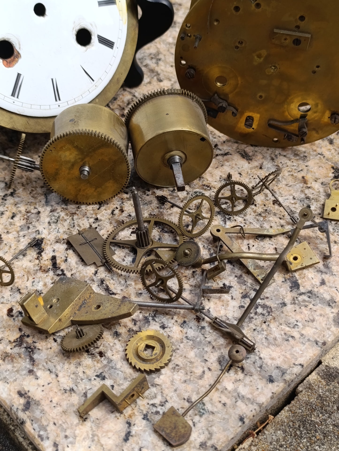 Ancien mouvement de pendule + lot pièces détachées horlogerie en laiton