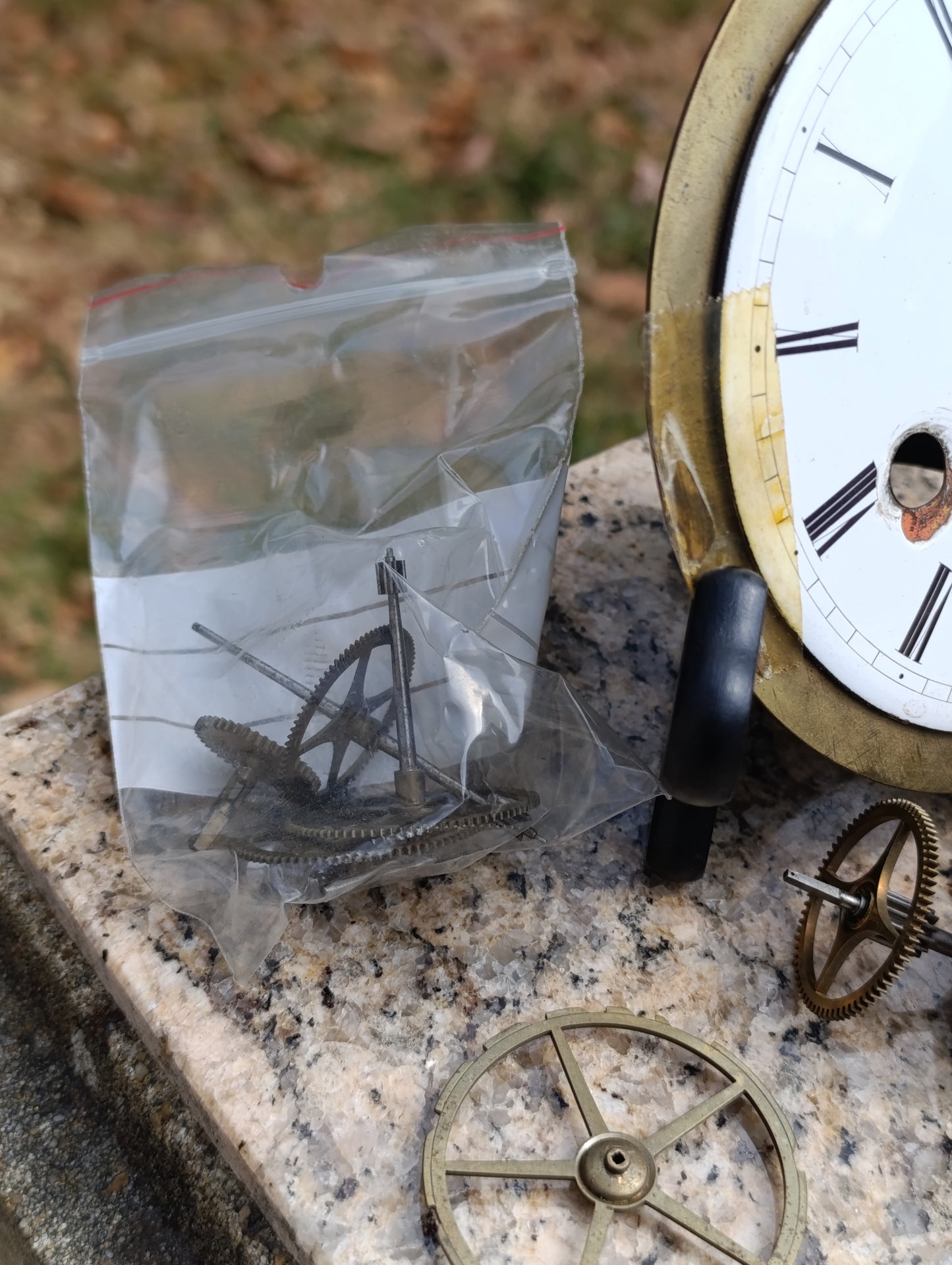 Ancien mouvement de pendule + lot pièces détachées horlogerie en laiton