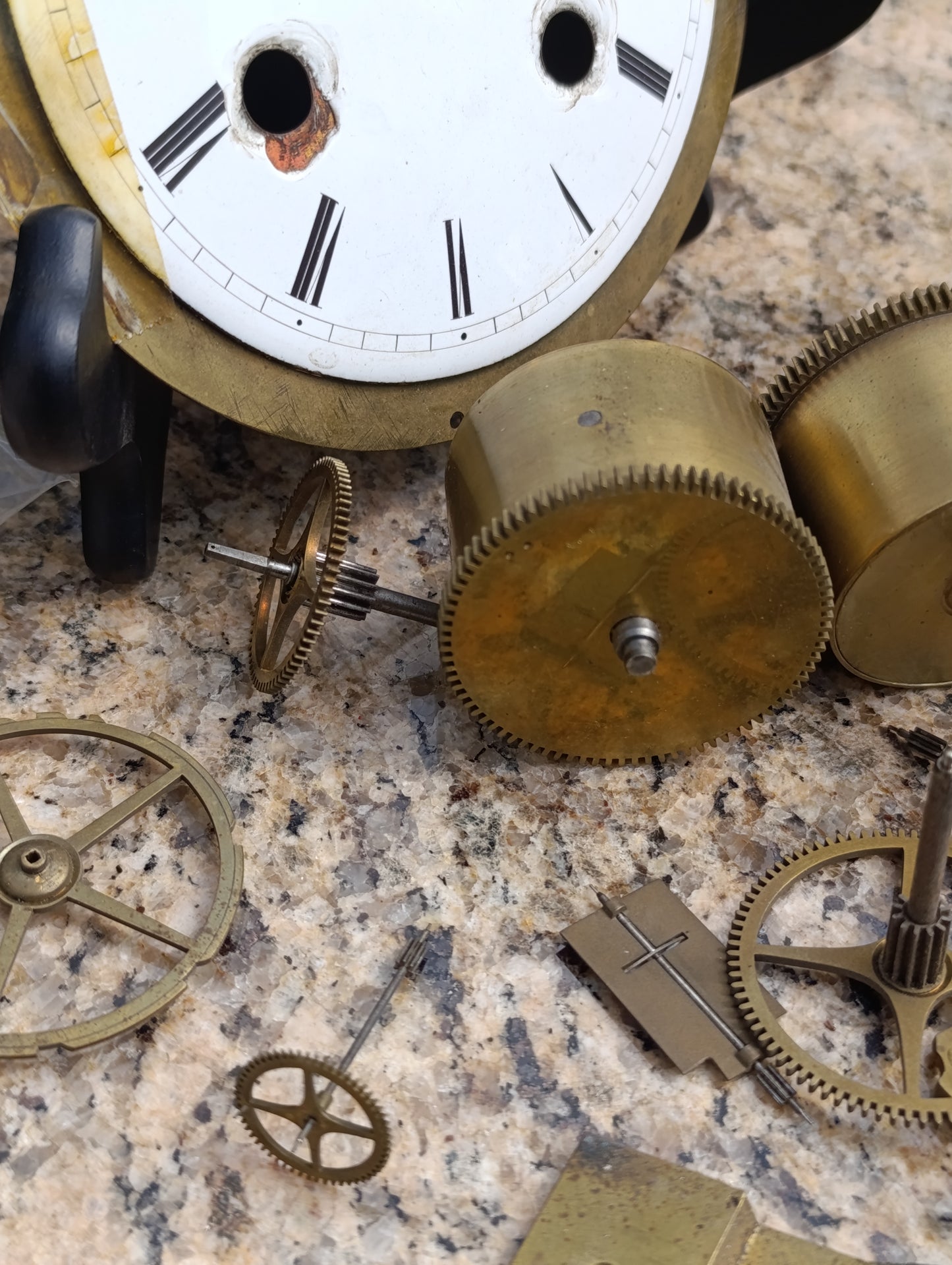 Ancien mouvement de pendule + lot pièces détachées horlogerie en laiton