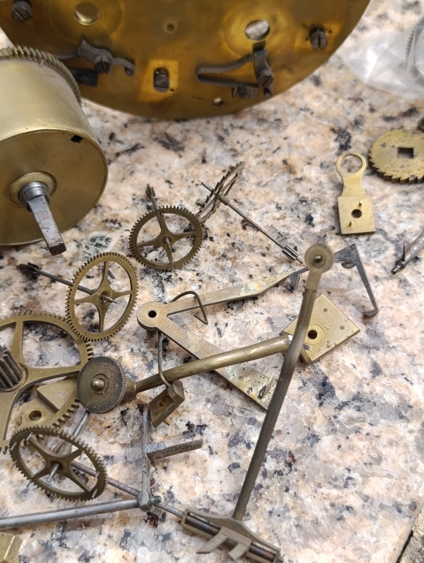 Ancien mouvement de pendule + lot pièces détachées horlogerie en laiton