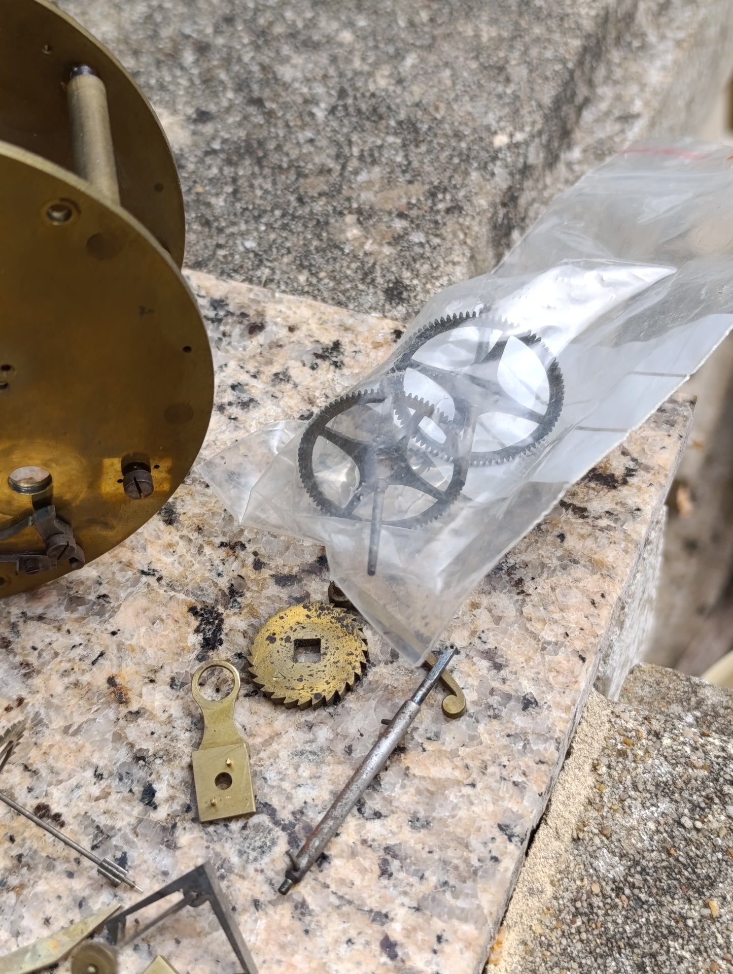 Ancien mouvement de pendule + lot pièces détachées horlogerie en laiton