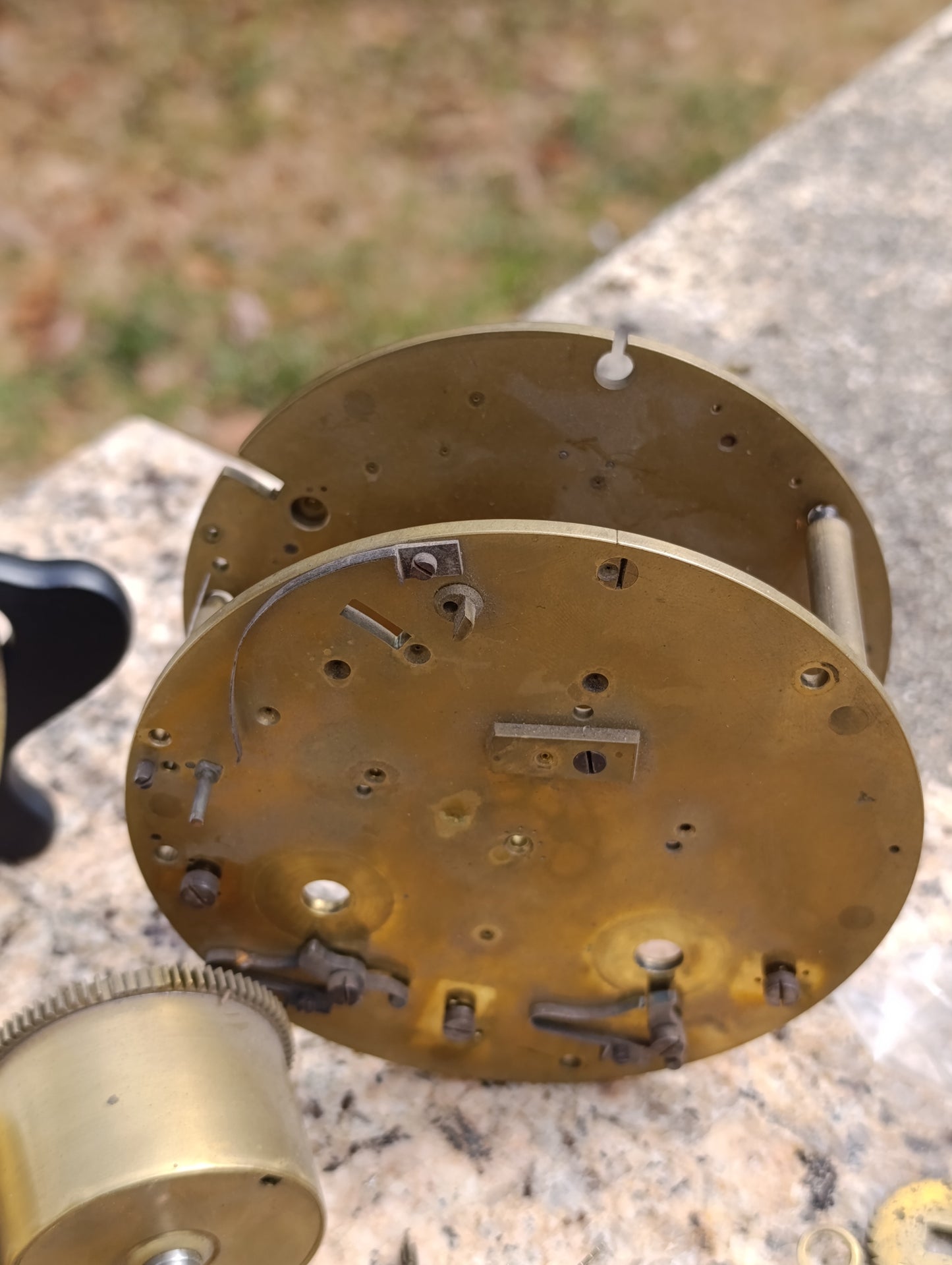 Ancien mouvement de pendule + lot pièces détachées horlogerie en laiton