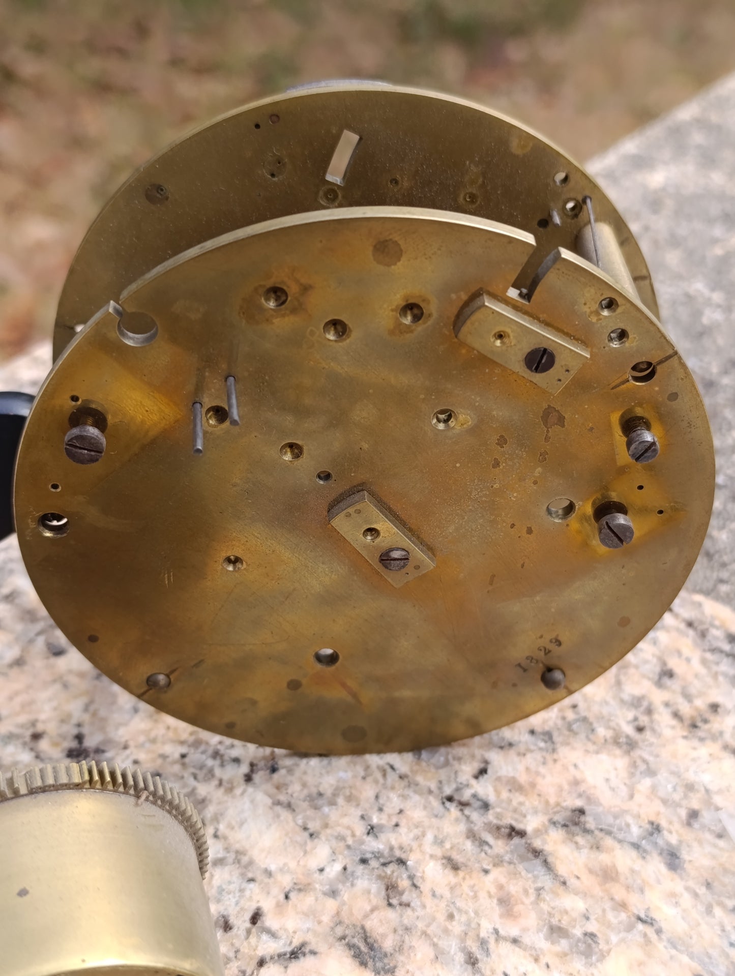 Ancien mouvement de pendule + lot pièces détachées horlogerie en laiton