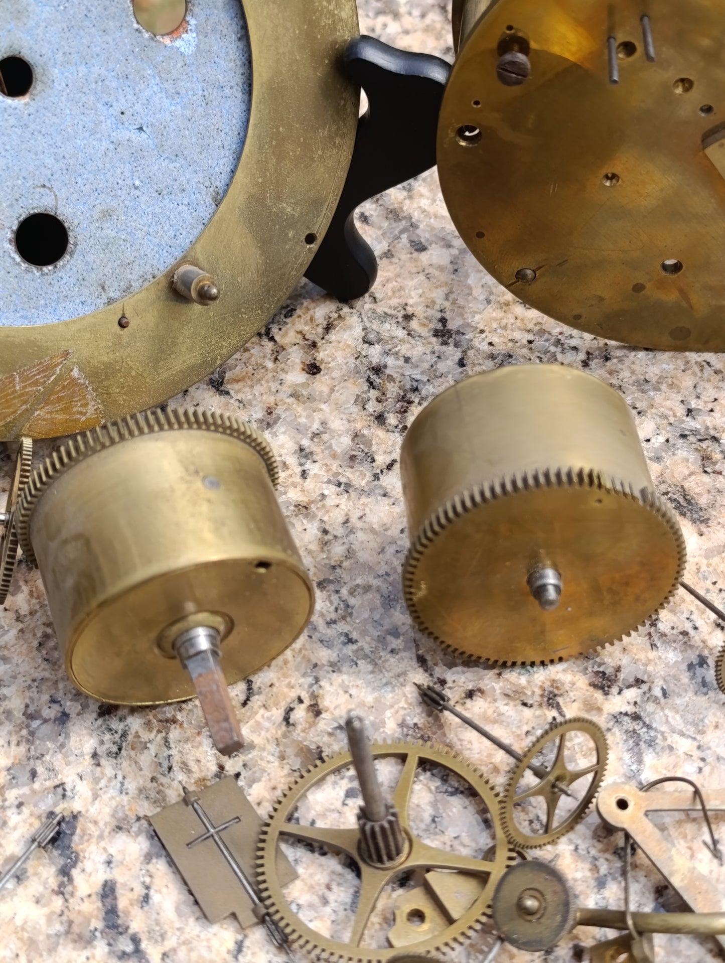 Ancien mouvement de pendule + lot pièces détachées horlogerie en laiton