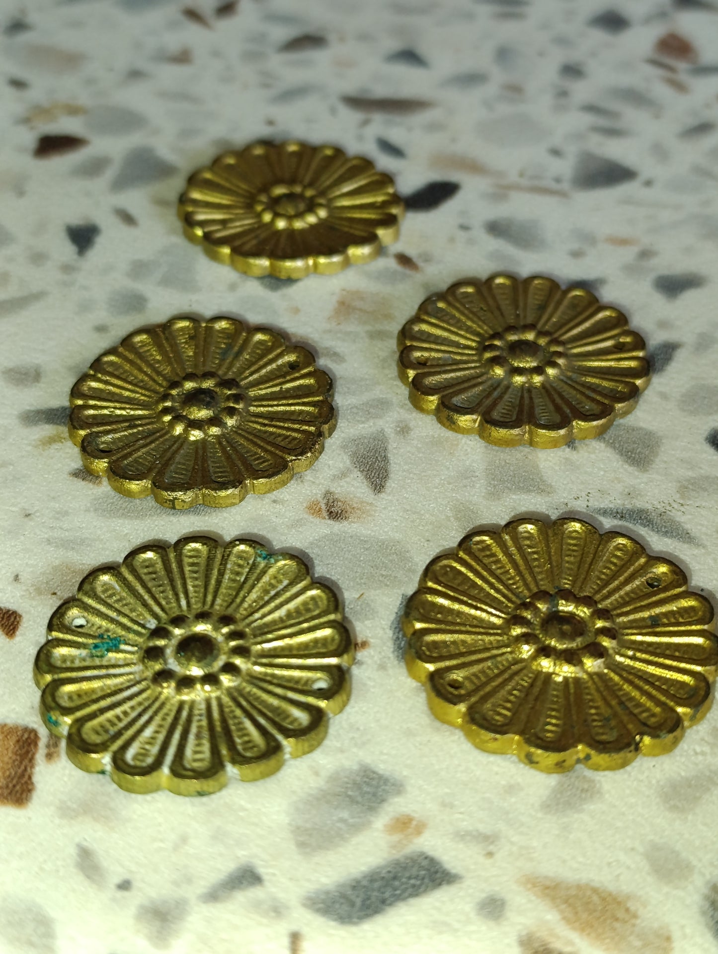 Lot de 5 rosettes décoratives anciennes en laiton doré – Ø 3,5 cm