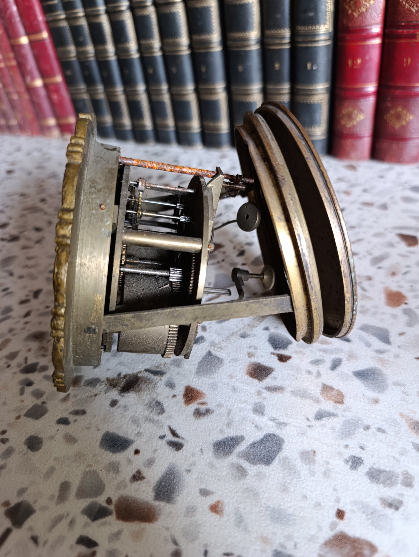 Mouvement de pendule ancien à sonnerie avec cadran doré décor floral – XIXe