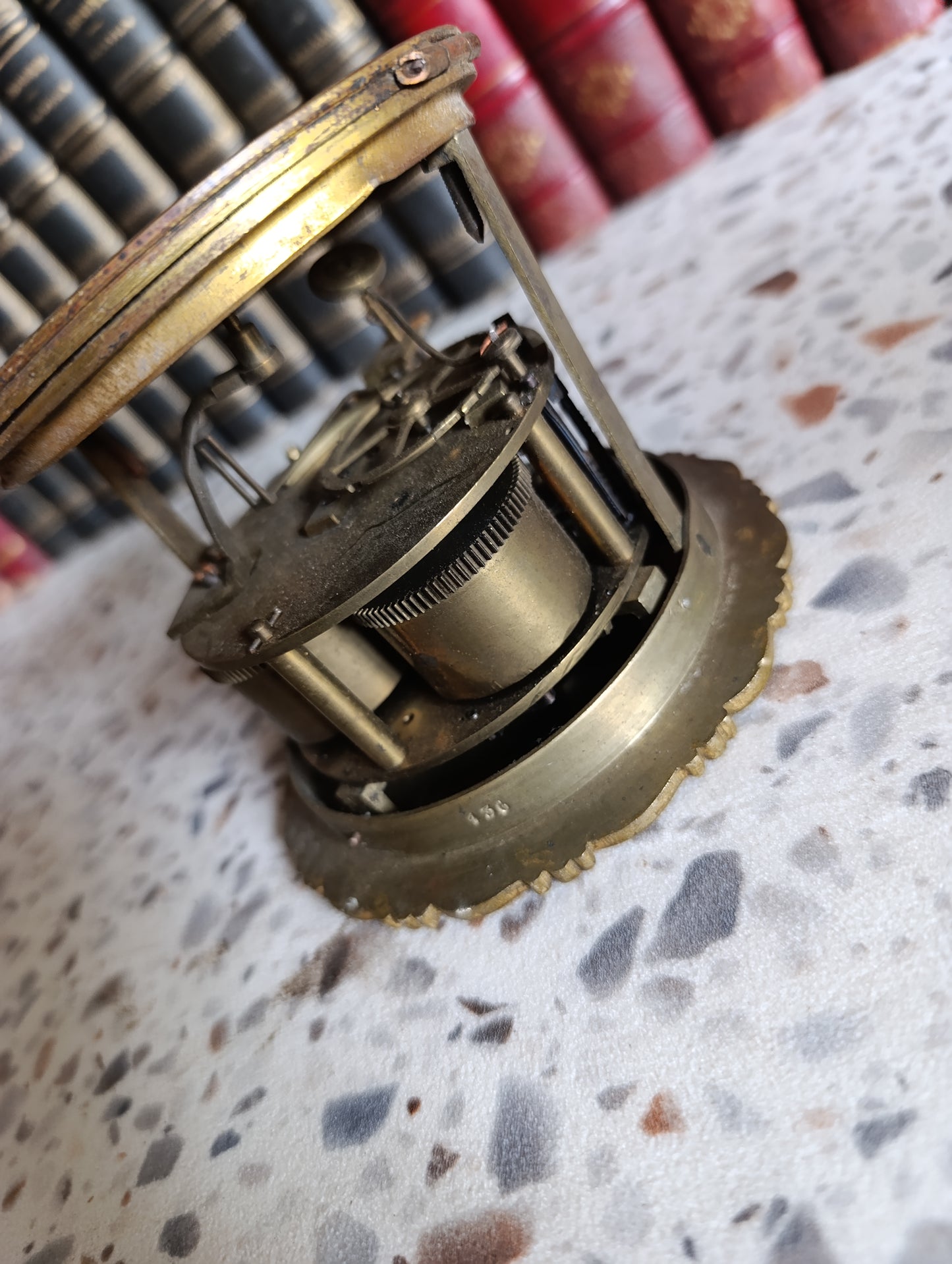 Mouvement de pendule ancien à sonnerie avec cadran doré décor floral – XIXe