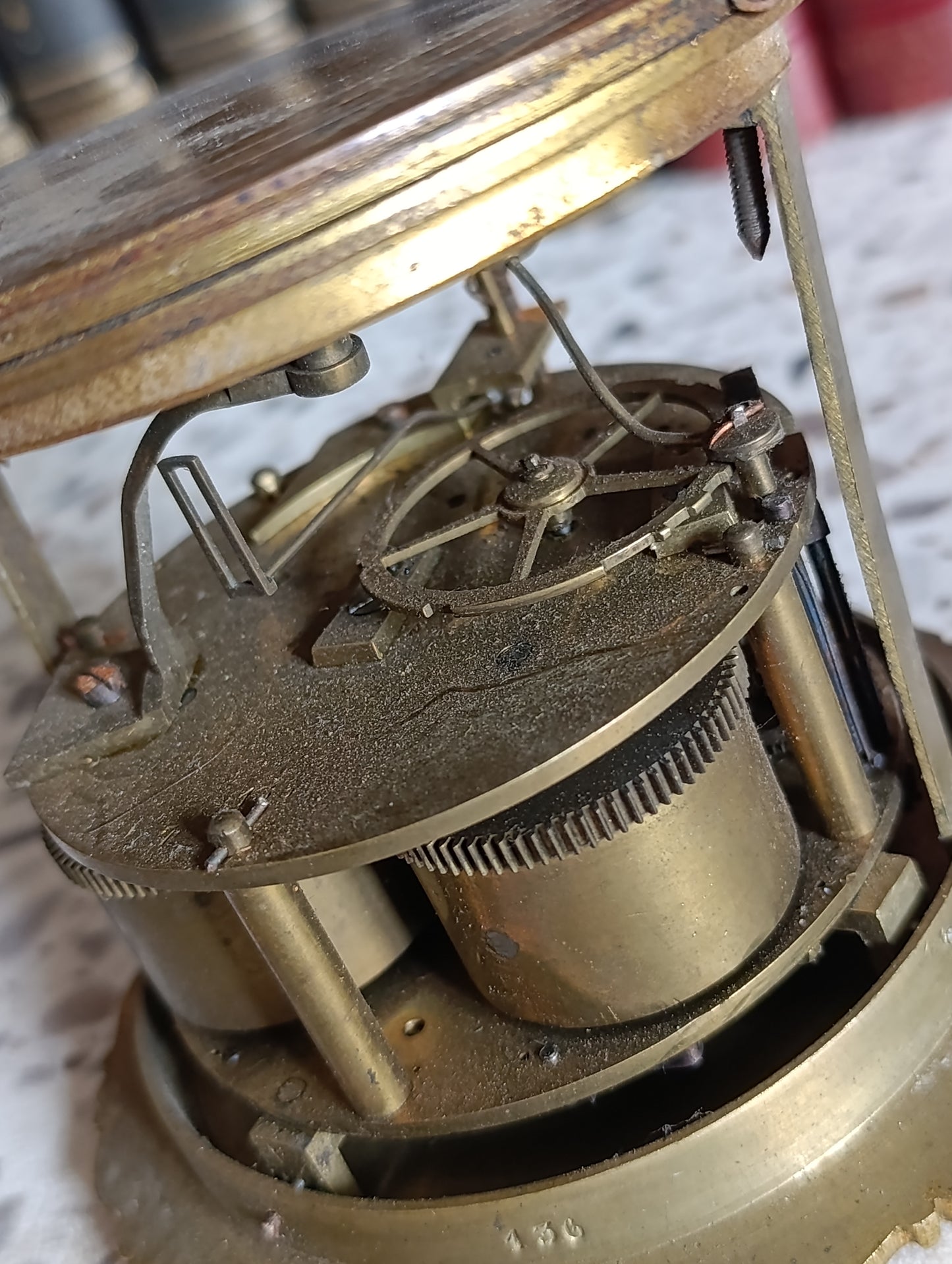Mouvement de pendule ancien à sonnerie avec cadran doré décor floral – XIXe