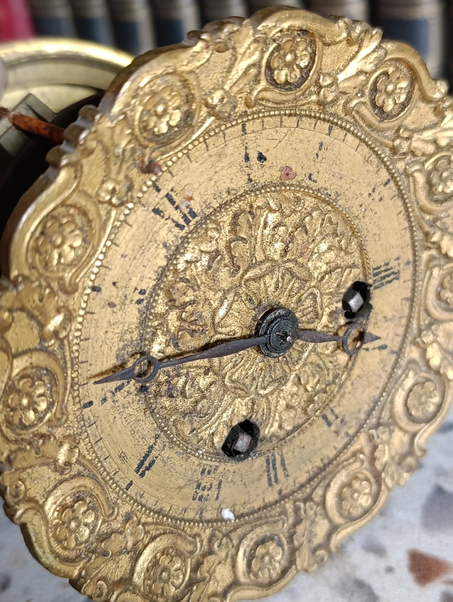 Mouvement de pendule ancien à sonnerie avec cadran doré décor floral – XIXe