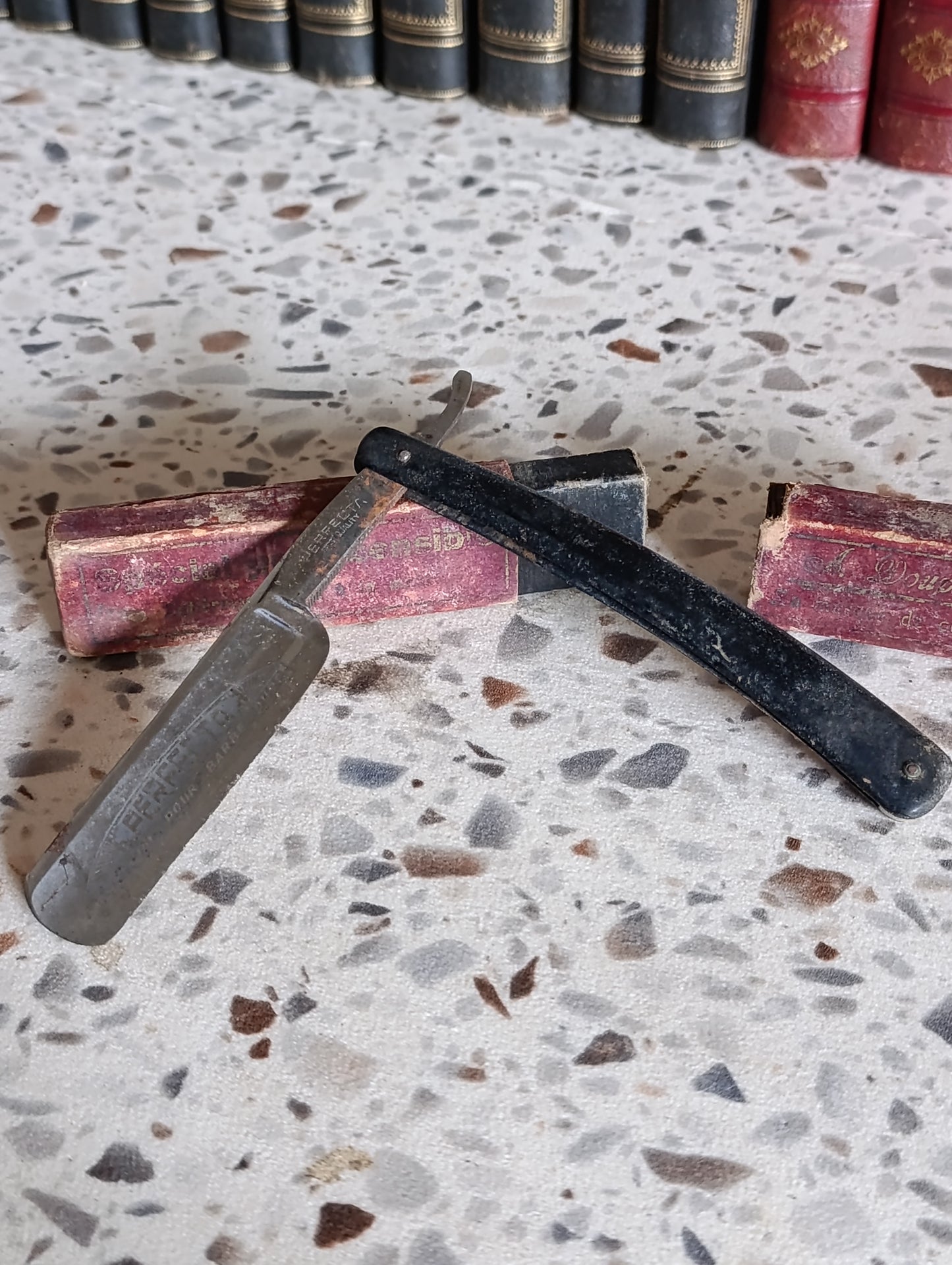 Ancien rasoir coupe-chou PERFECTA Spécial peau sensible avec boîte