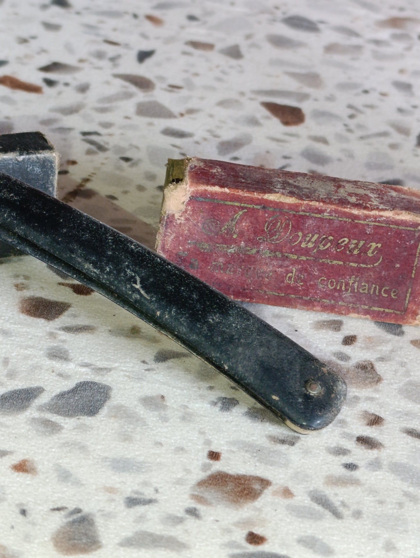 Ancien rasoir coupe-chou PERFECTA Spécial peau sensible avec boîte